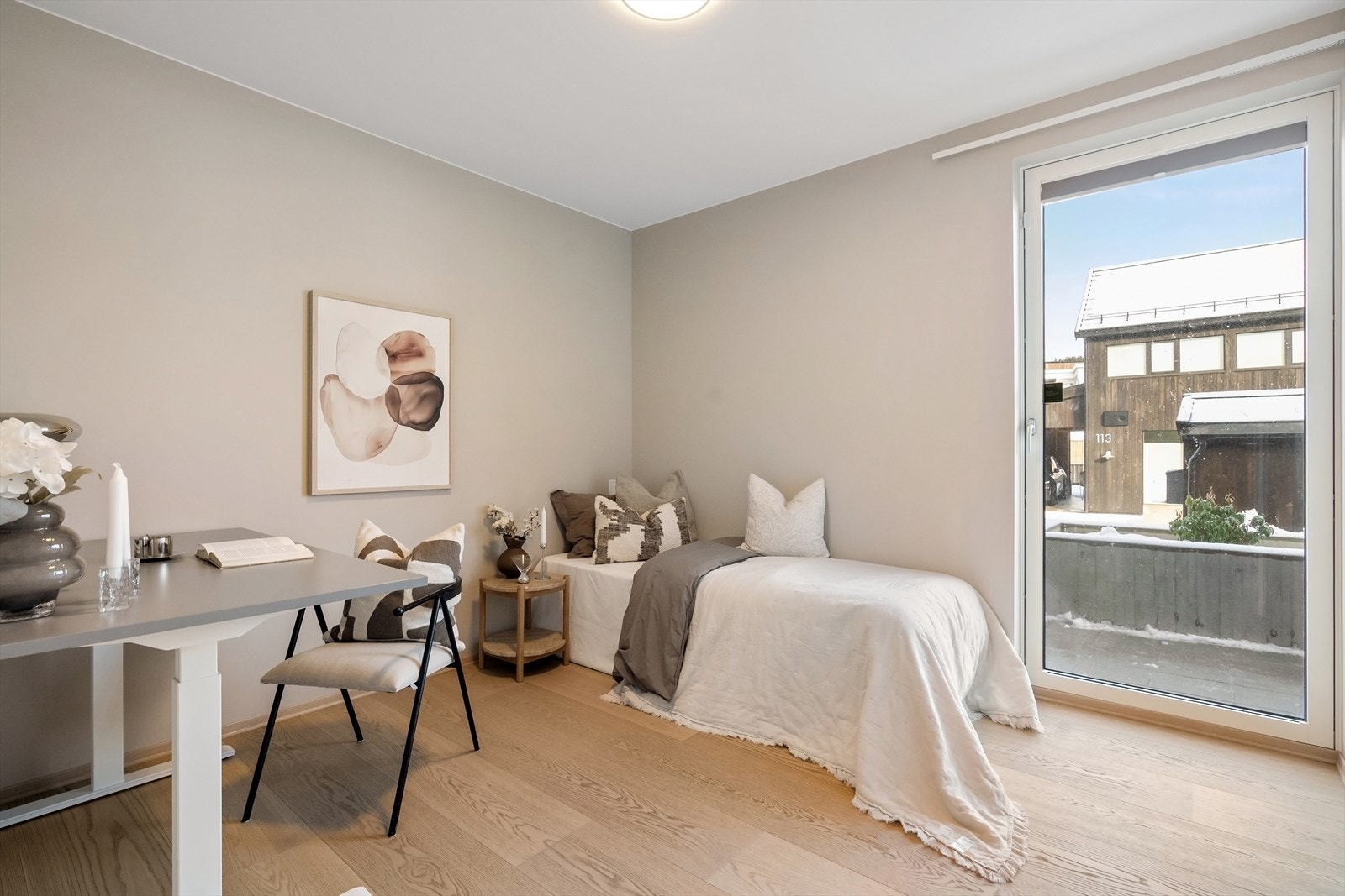 Soverommene oppleves lyse og luftige, og har praktisk dør som gir mulighet for enkel lufting og naturlig ventilasjon. Galleribilde