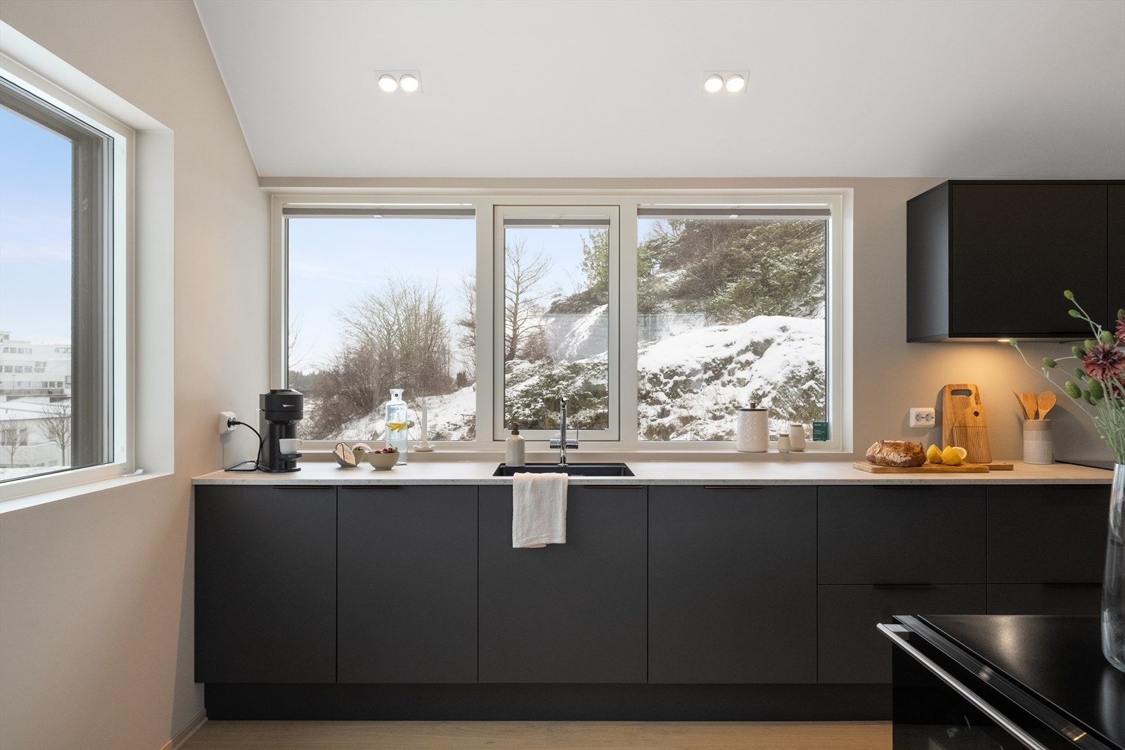 Flott kjøkken fra Sigdal med slette fronter og rikelig med skap- og benkplass. Galleribilde