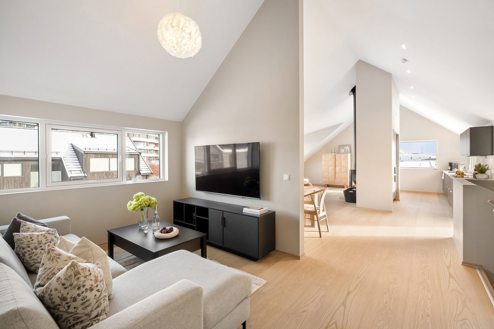 Egen sone som er tilnærmet adskilt, hvor det kan innredes tv-stue. Galleribilde