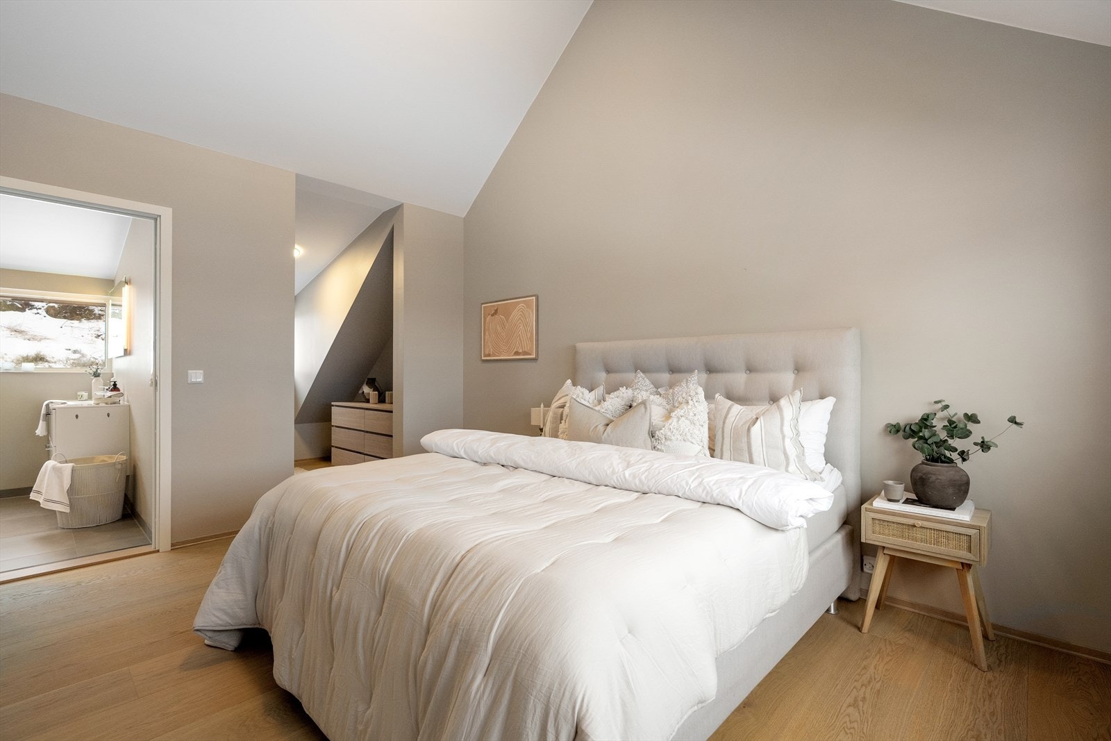 God takhøyde og store vindusflater som slipper inn rikelig med dagslys, gir soverommet en luftig og behagelig romfølelse. Galleribilde