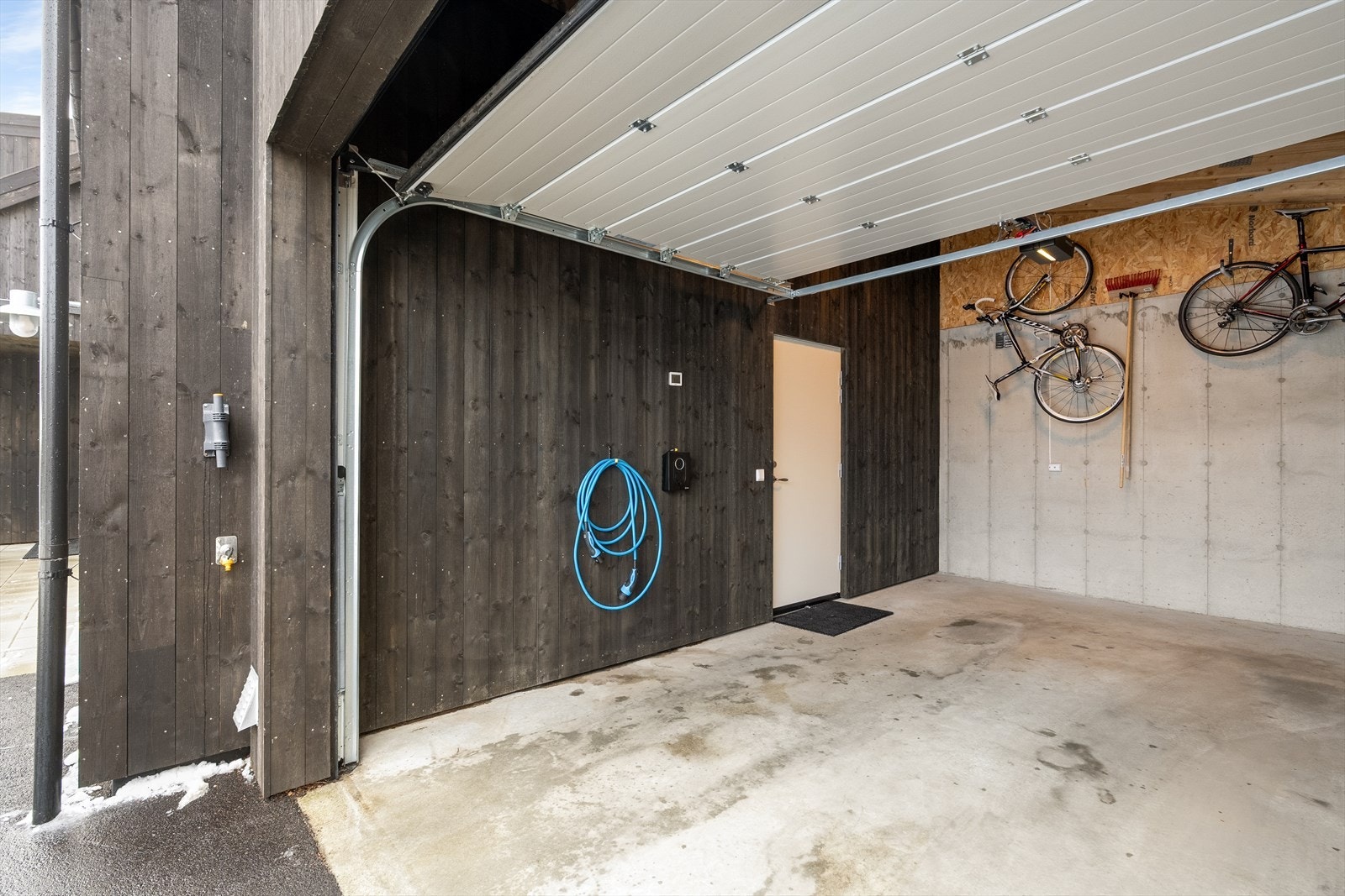 I garasjen er det elbillader som medfølger handelen. Galleribilde