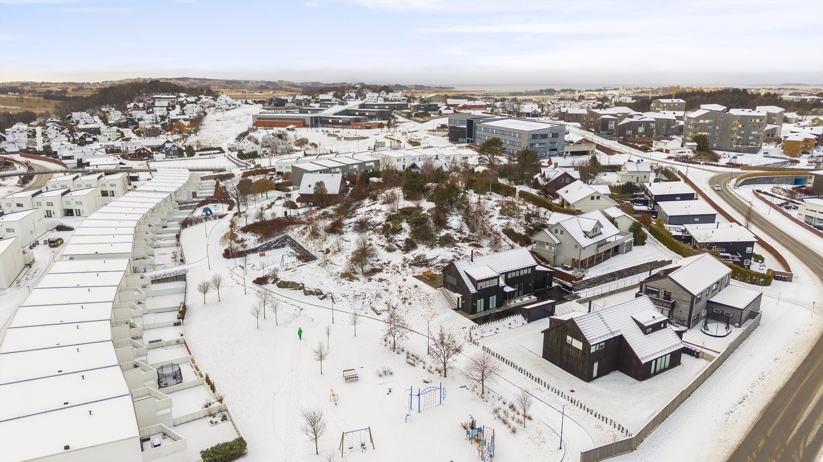 Beliggenheten gir en fin kombinasjon av et fredelig bomiljø og sentral plassering. Galleribilde