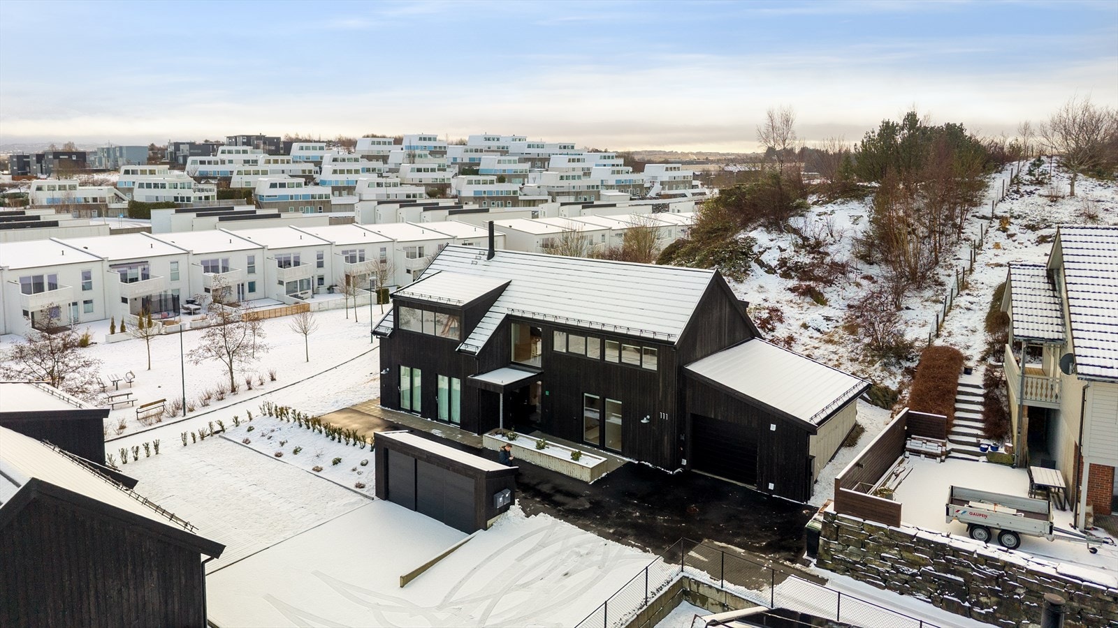 Området er rolig og familievennlig, med nærhet til barnehager, skoler, dagligvarebutikker og øvrige servicetilbud. Galleribilde