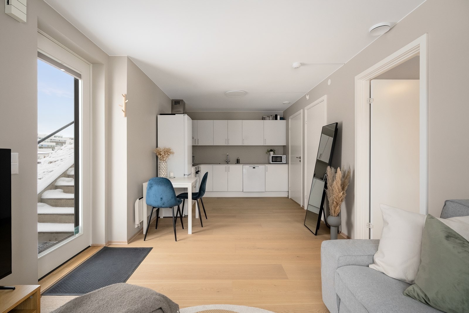 Åpen stue- og kjøkkenløsning med store vindusflater som gir allrommet en god og luftig romfølelse. Galleribilde