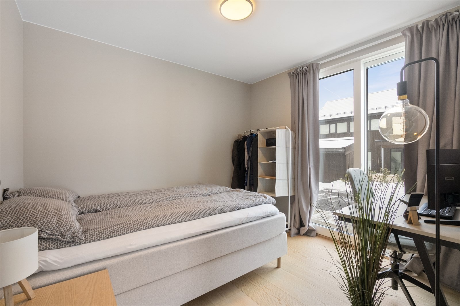 Soverom av god størrelse. Her har man også store vindusflater og praktisk dør som gir mulighet for enkel lufting og naturlig ventilasjon. Galleribilde