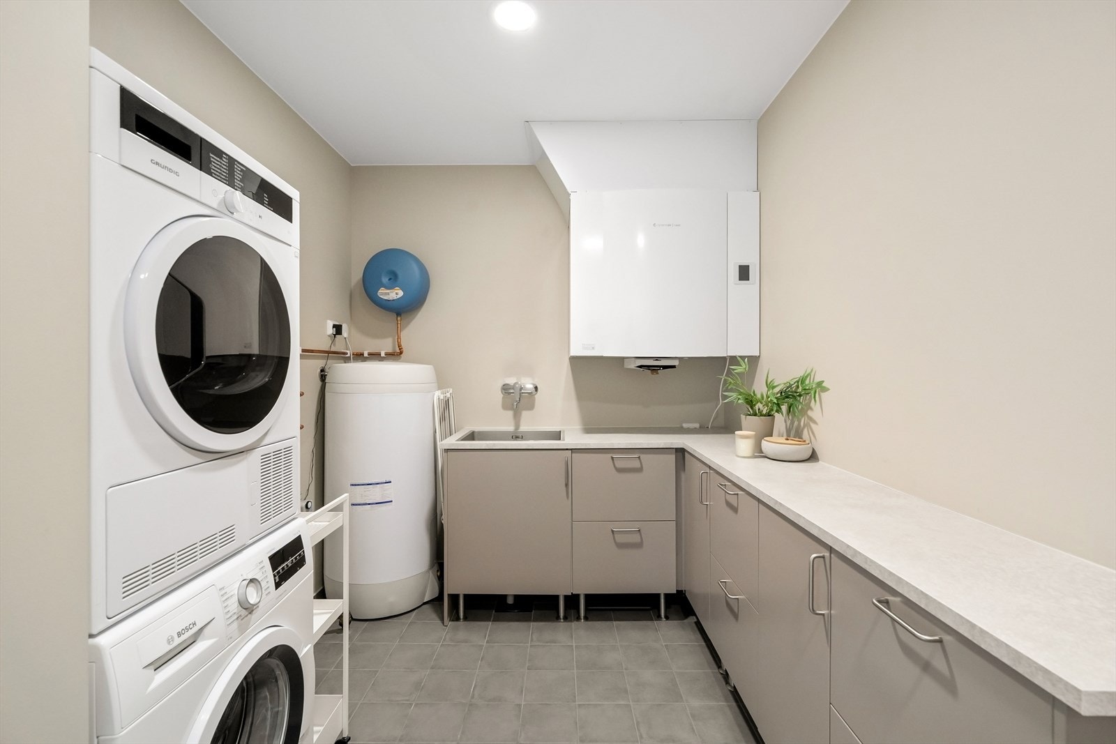 Flislagt gulv med varmekabler. Fra vaskerom har man tilkomst til garasjen. Galleribilde