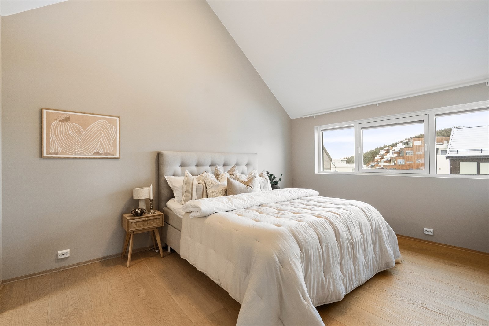 Hovedsoverom av god størrelse med nok av plass til dobbeltseng og øvrig møblement. Galleribilde