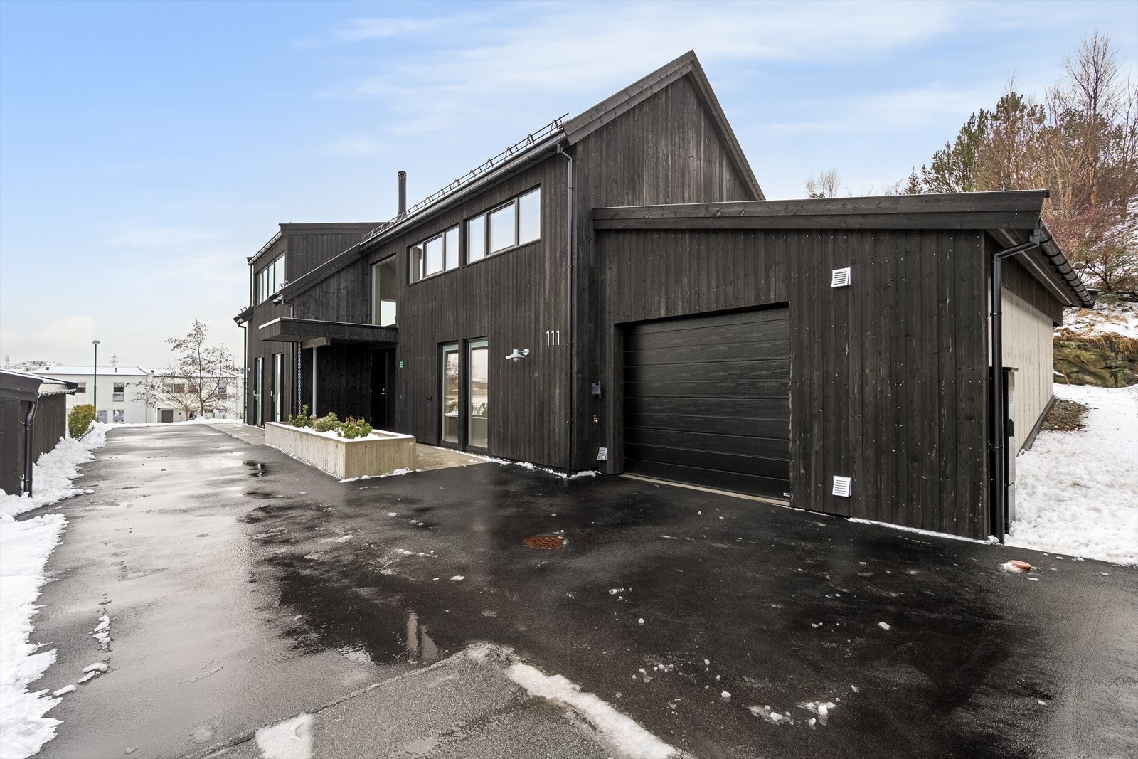 Parkering i gårdsrom og romslig garasje. Galleribilde