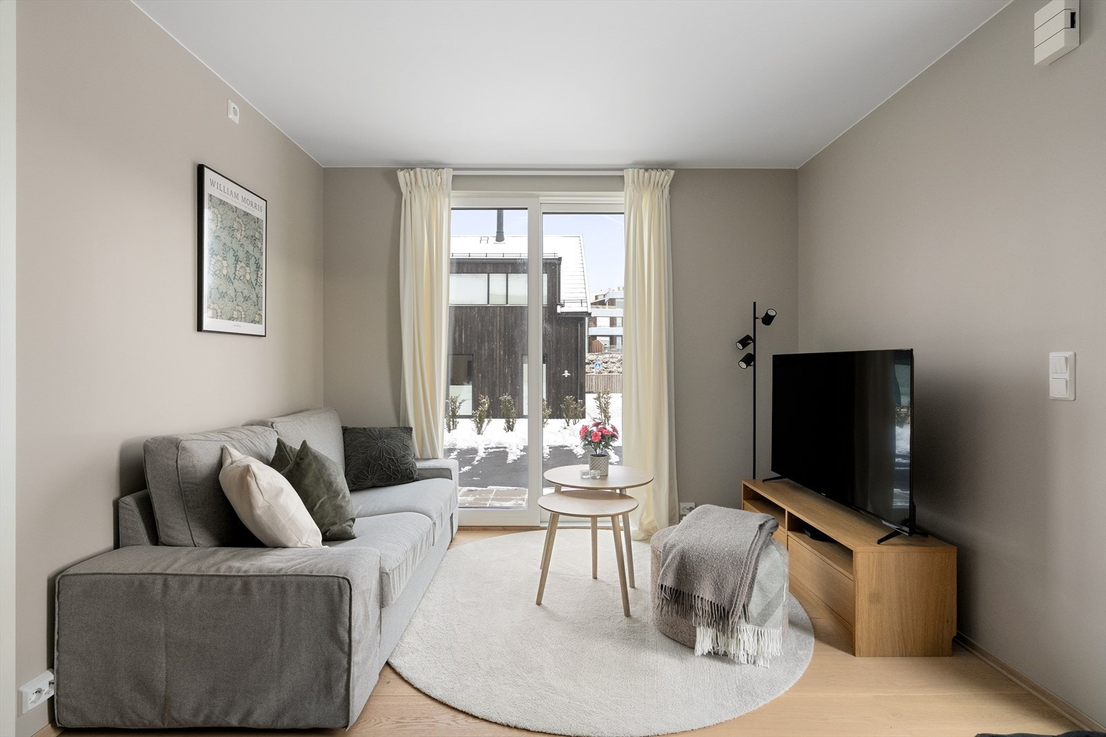 Hybelens stue kan innredes med sittegruppe og tv-seksjon. Galleribilde