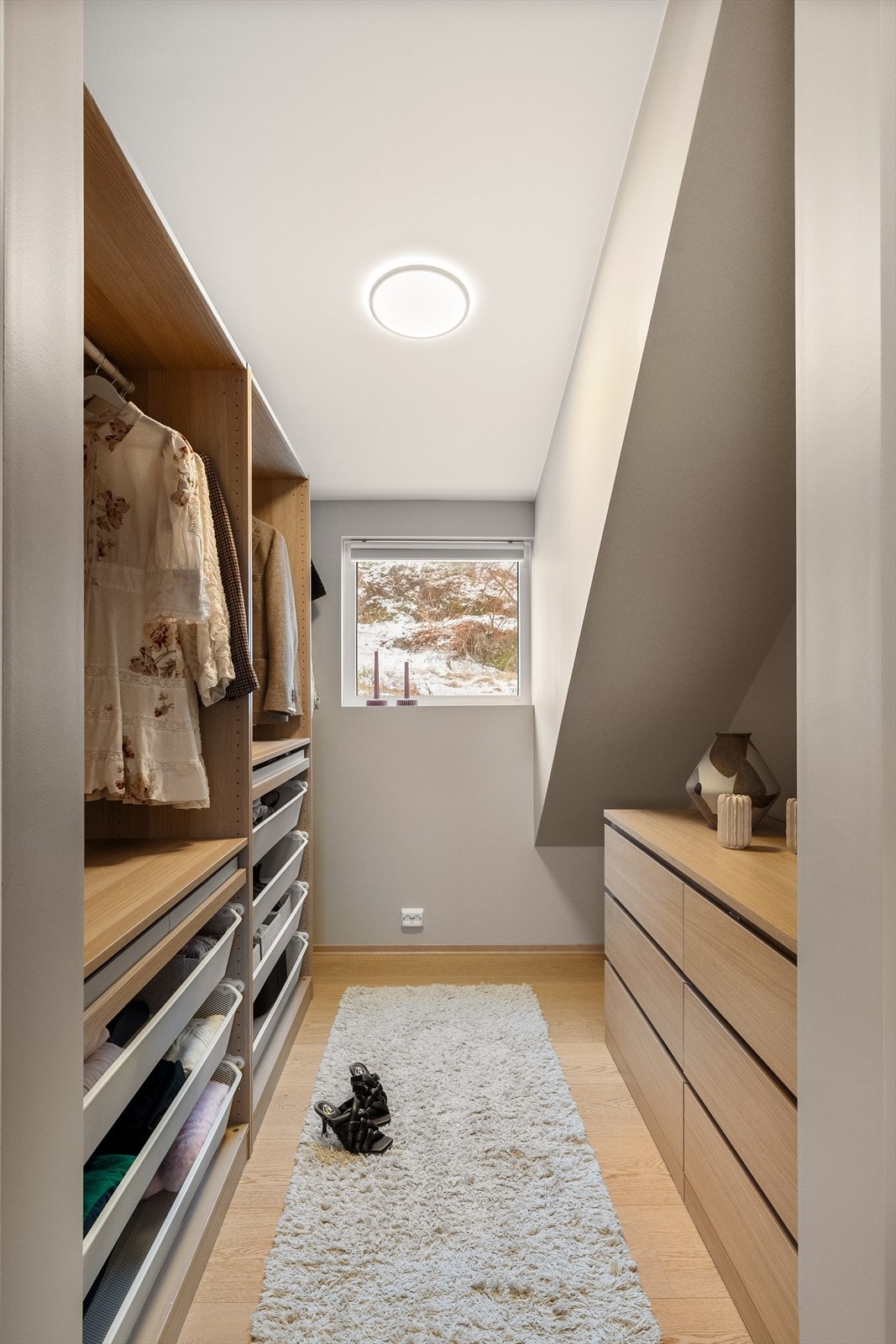 Praktisk walk-in closet med god oppbevaringsplass. Galleribilde