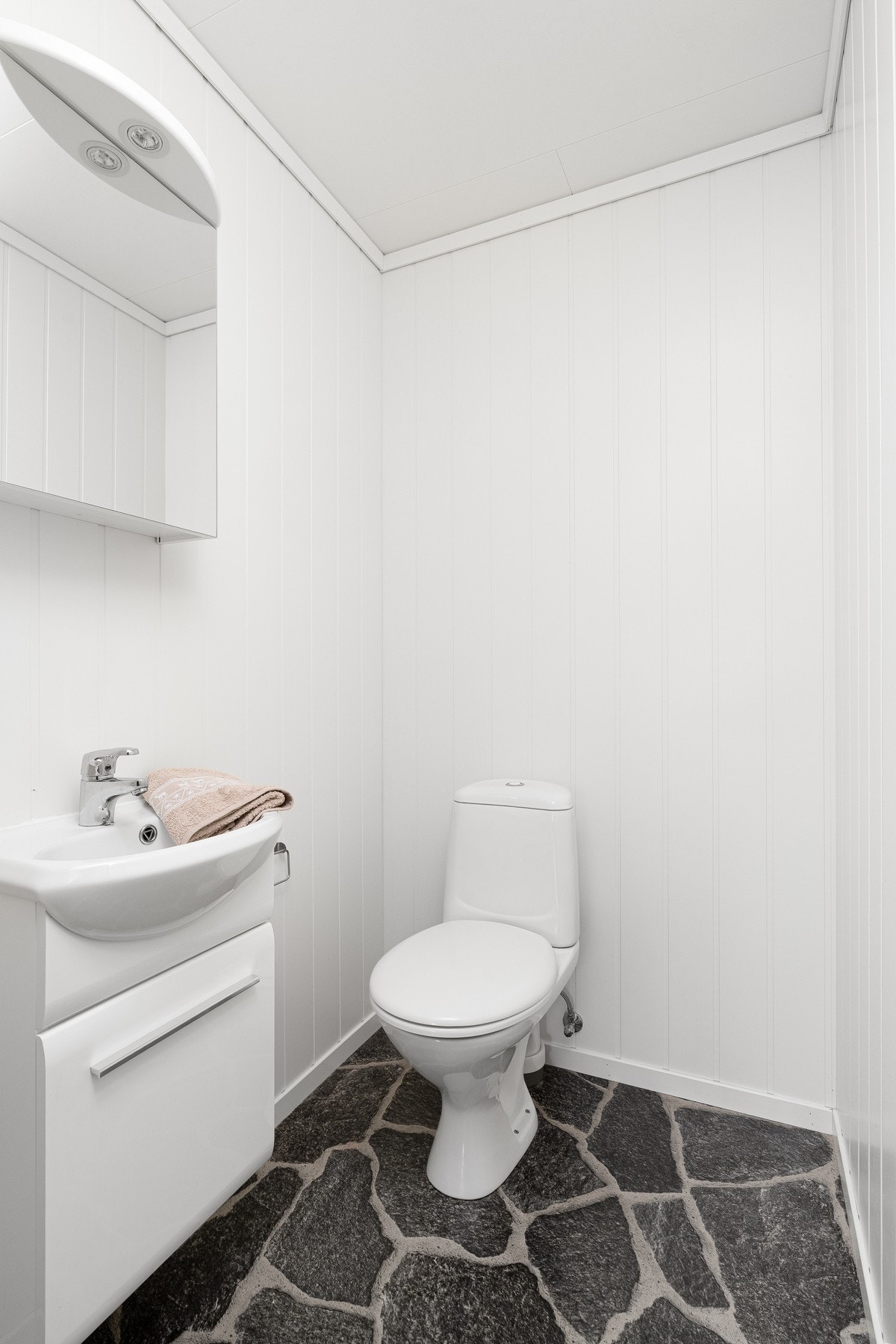 Praktisk toalettrom i 2.etasjen Galleribilde