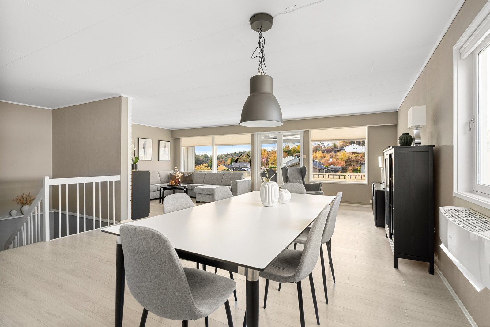 Romslig og lys stue som er delt i naturlige soner. God plass til spisebord og tilhørende møbler Galleribilde