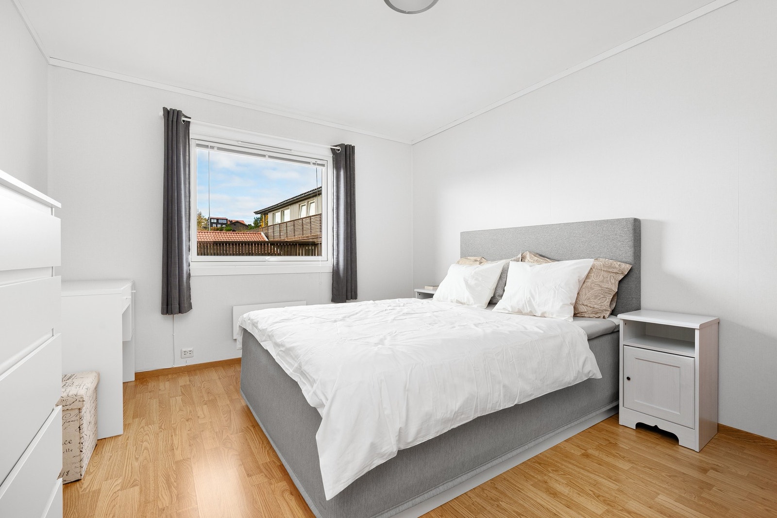 Soverom 2 - god plass til dobbeltseng med tilhørende møblement Galleribilde