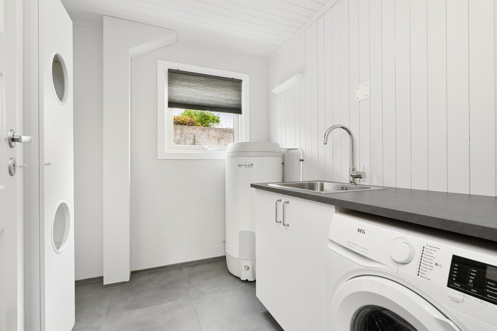 Oppgradert vaskerom fra 2023. Malte overflater på vegg og fliser på gulv. Ny innredning med vask og bereder fra 2012. Galleribilde