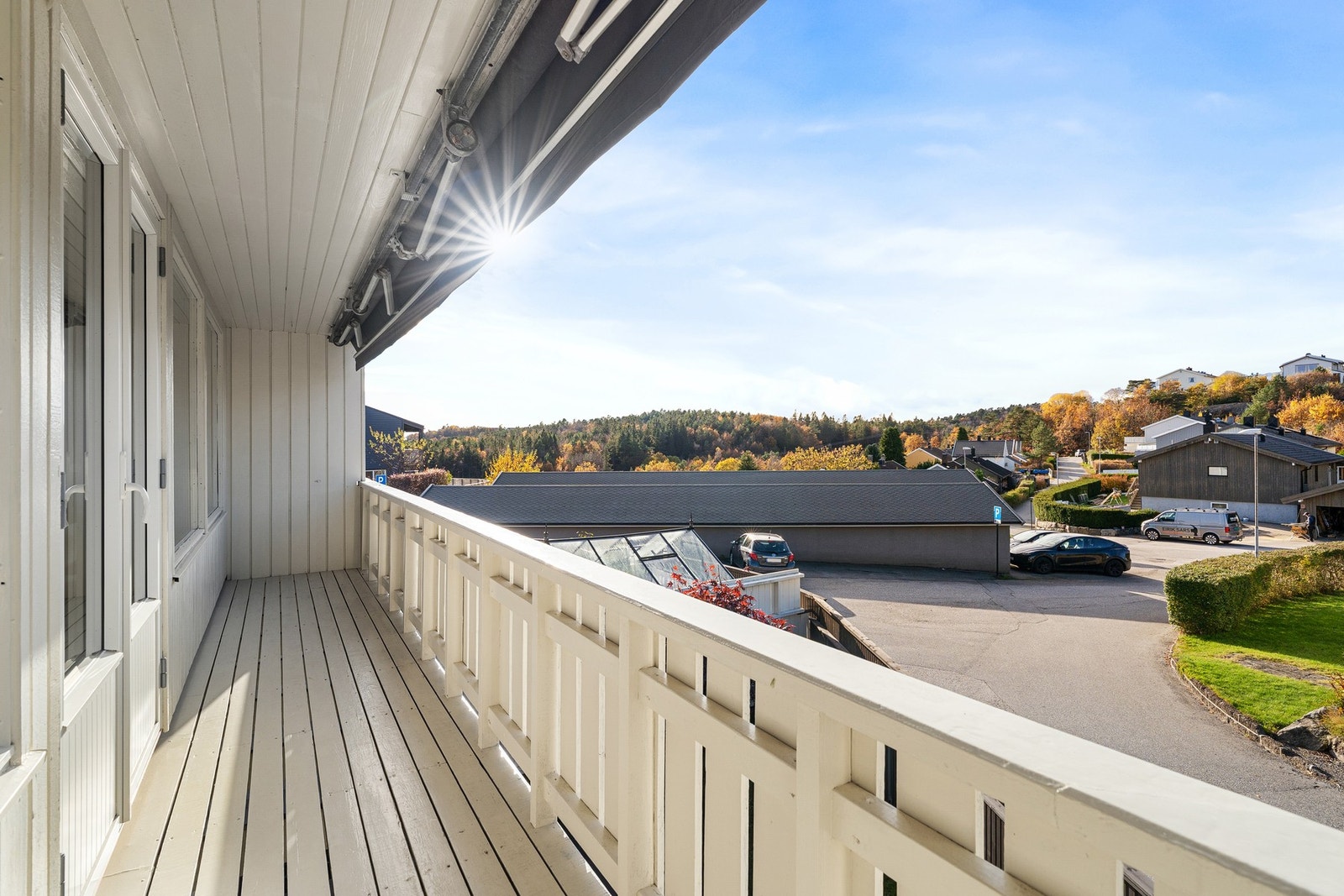 Direkte utgang til terrasse med overbygd tak fra stuen. Galleribilde