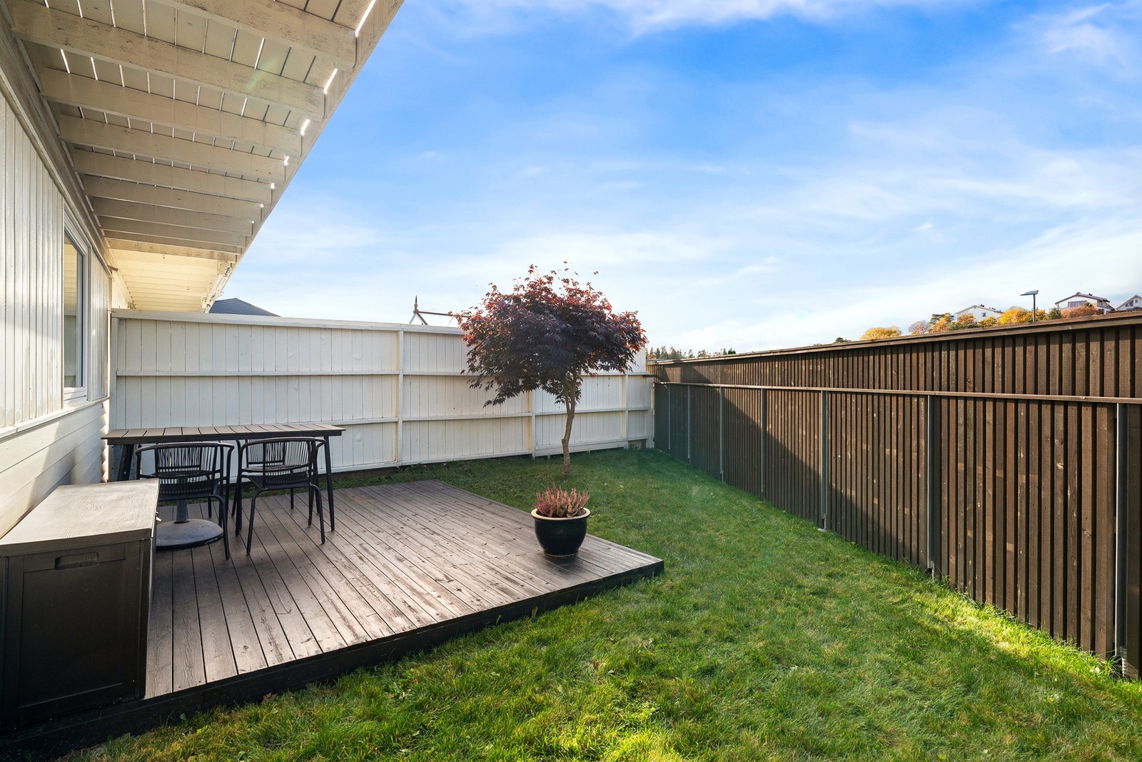 Både på forsiden og baksiden av boligen finner du usjenerte og koselige uteplasser. Galleribilde