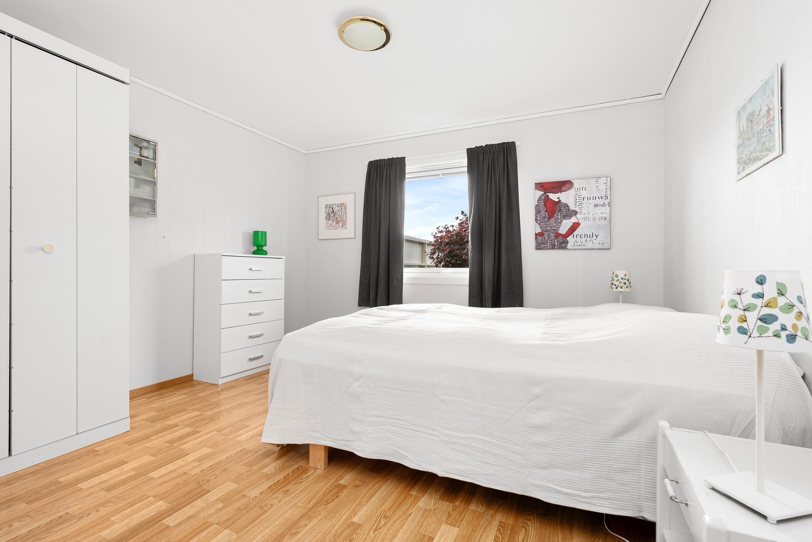 Soverom 3 er er det god plass til dobbeltseng og garderobeskap Galleribilde