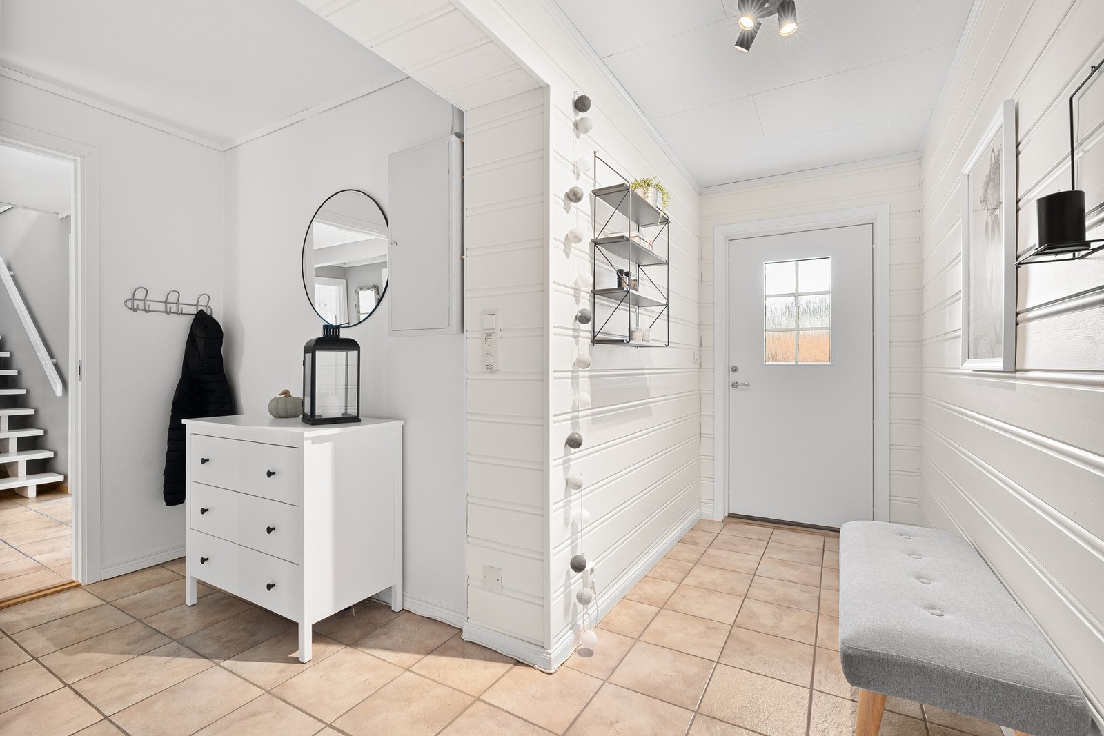 - Velkommen inn | Innbydende gang med god plass til å henge fra seg yttertøy og sko. Galleribilde