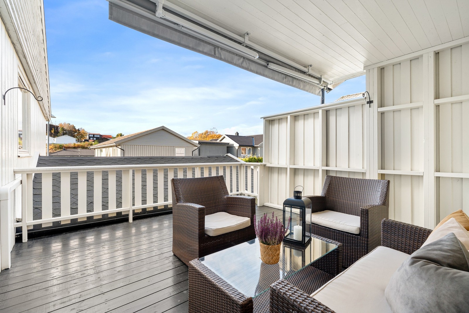 Overbygd og skjermet terrasse med utgang fra kjøkken. Det er også mulig å gå direkte inn/ut fra hagen. Galleribilde