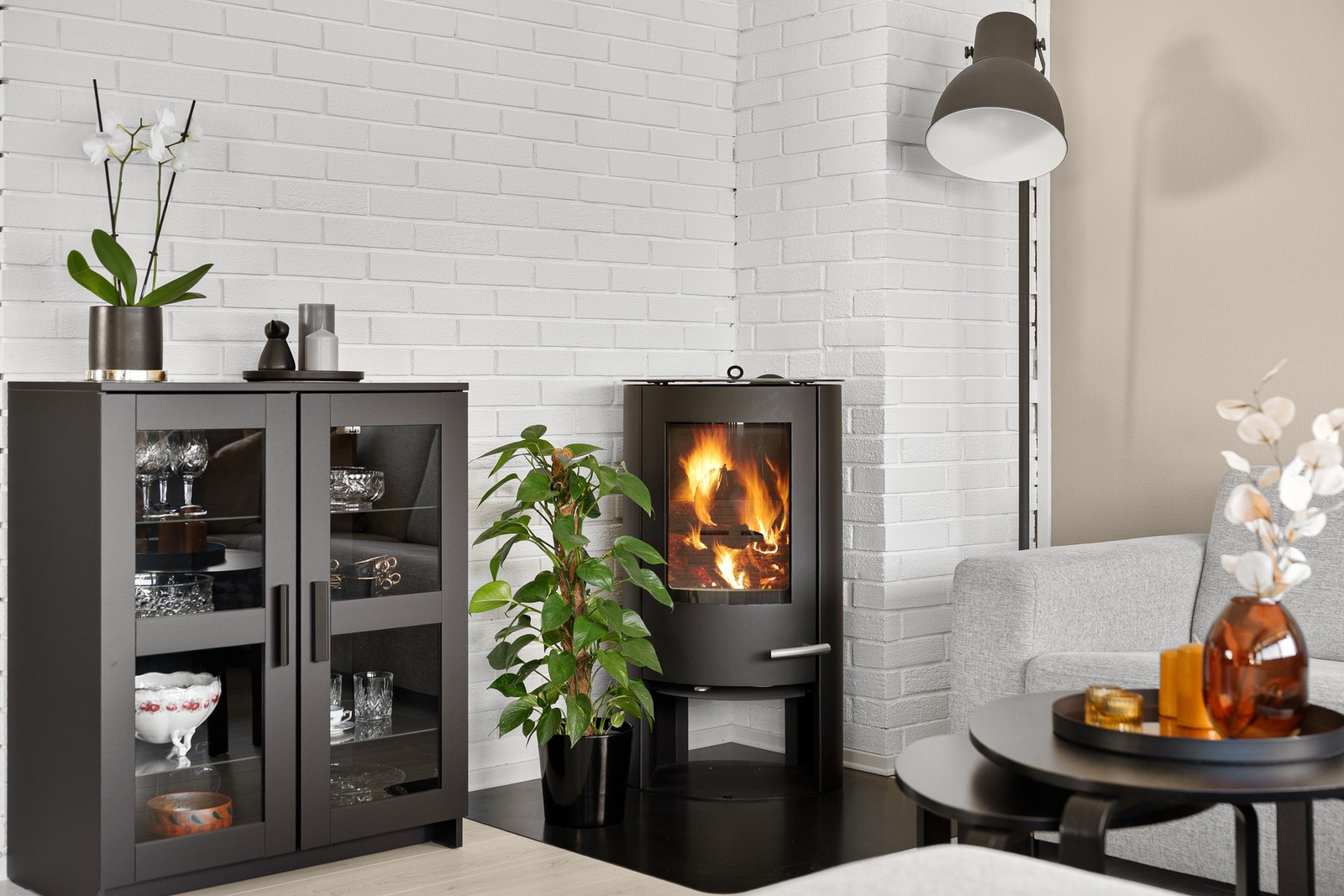 - Vedovn fra 2019 som bidrar til ekstra hygge på mørke høst/vinterdager. Det er også varmepumpe i boligen som sørger for god og jevn varme året rundt. Galleribilde