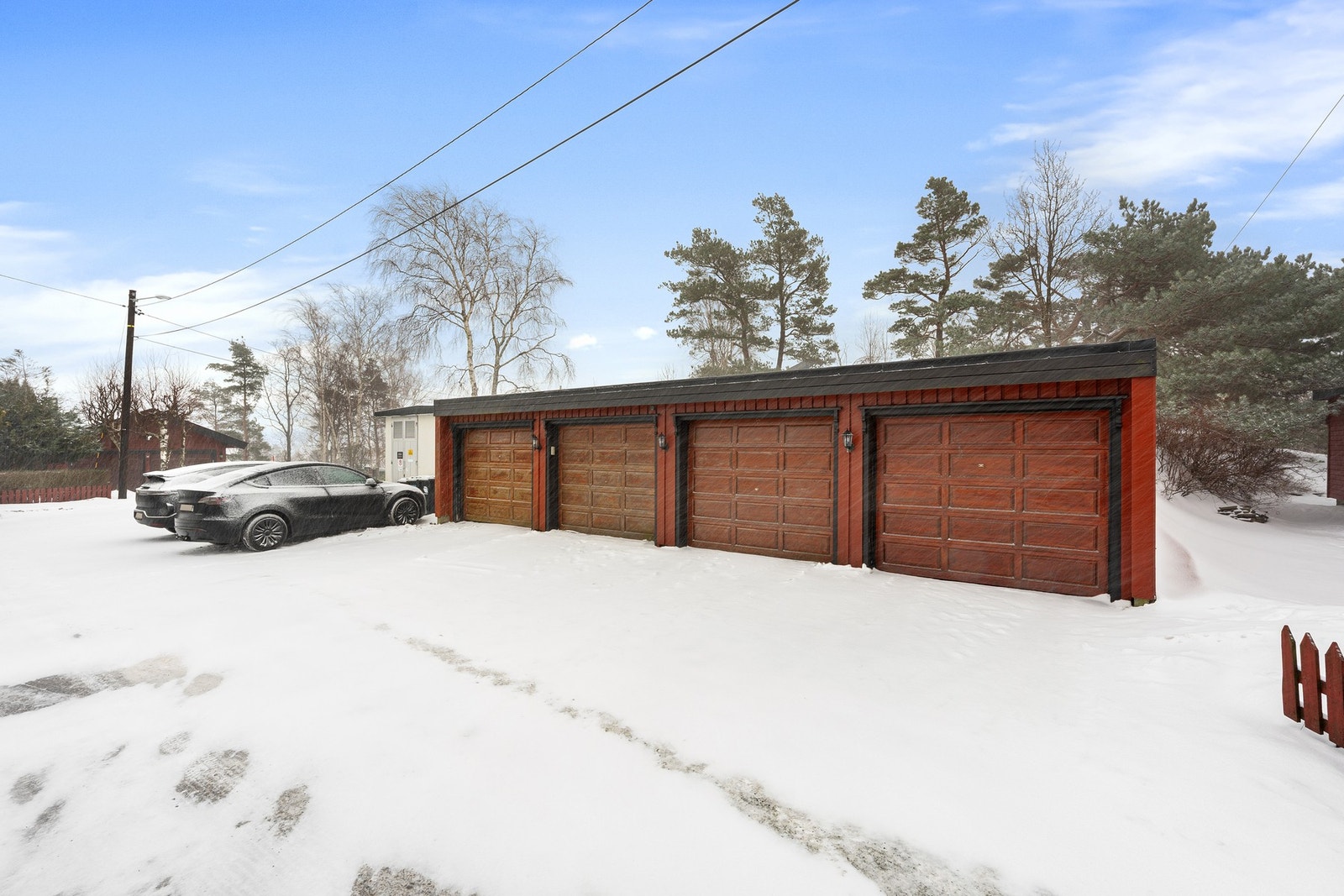 - Garasje i rekke tilhørende boligen - Galleribilde