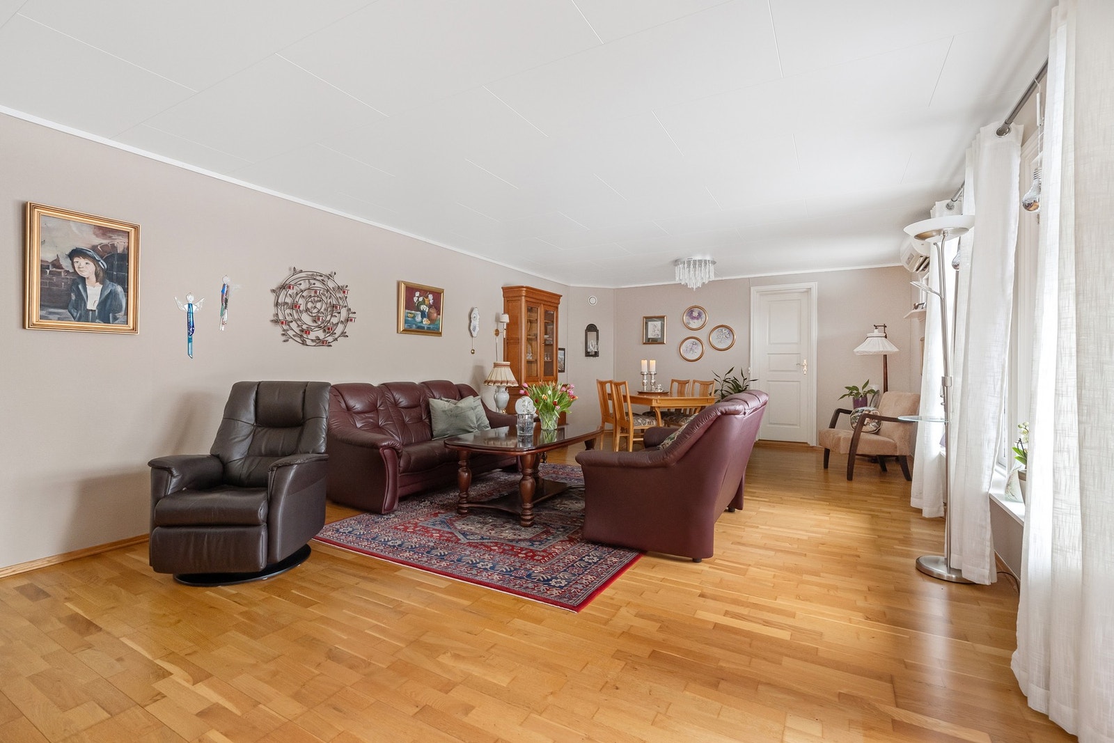 - Stuen oppleves som romslig med god plass til både sofagruppe og tilhørende møbler - Galleribilde