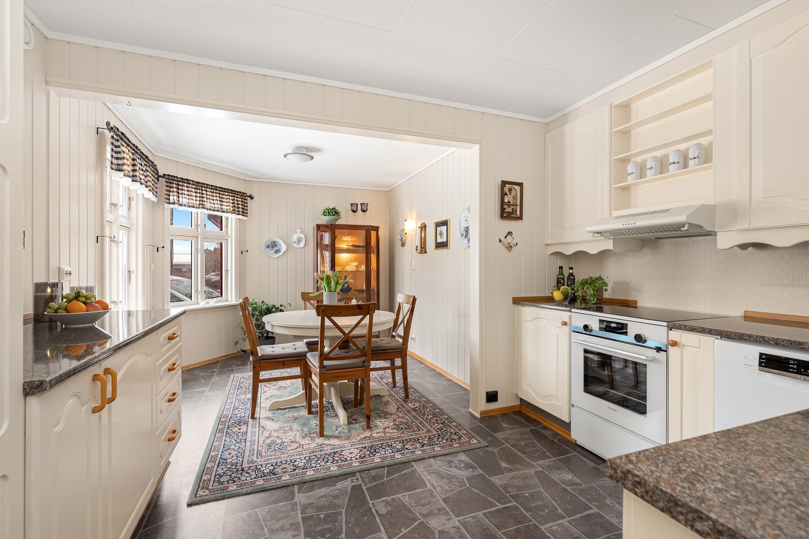 - Meget pent og lyst kjøkken med god utnyttelse | Mye skap/benkplass | Her også plass til spisebord - Galleribilde