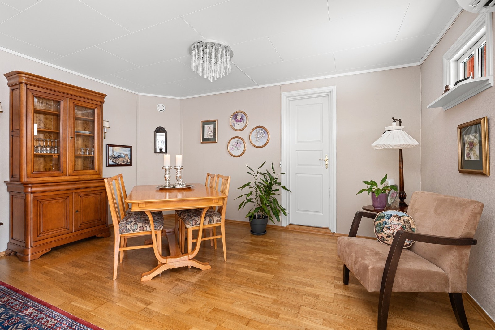 - Det er god plass til spisebord i stuen, hvor man har plass til å invitere til flere gjester på besøk - Galleribilde