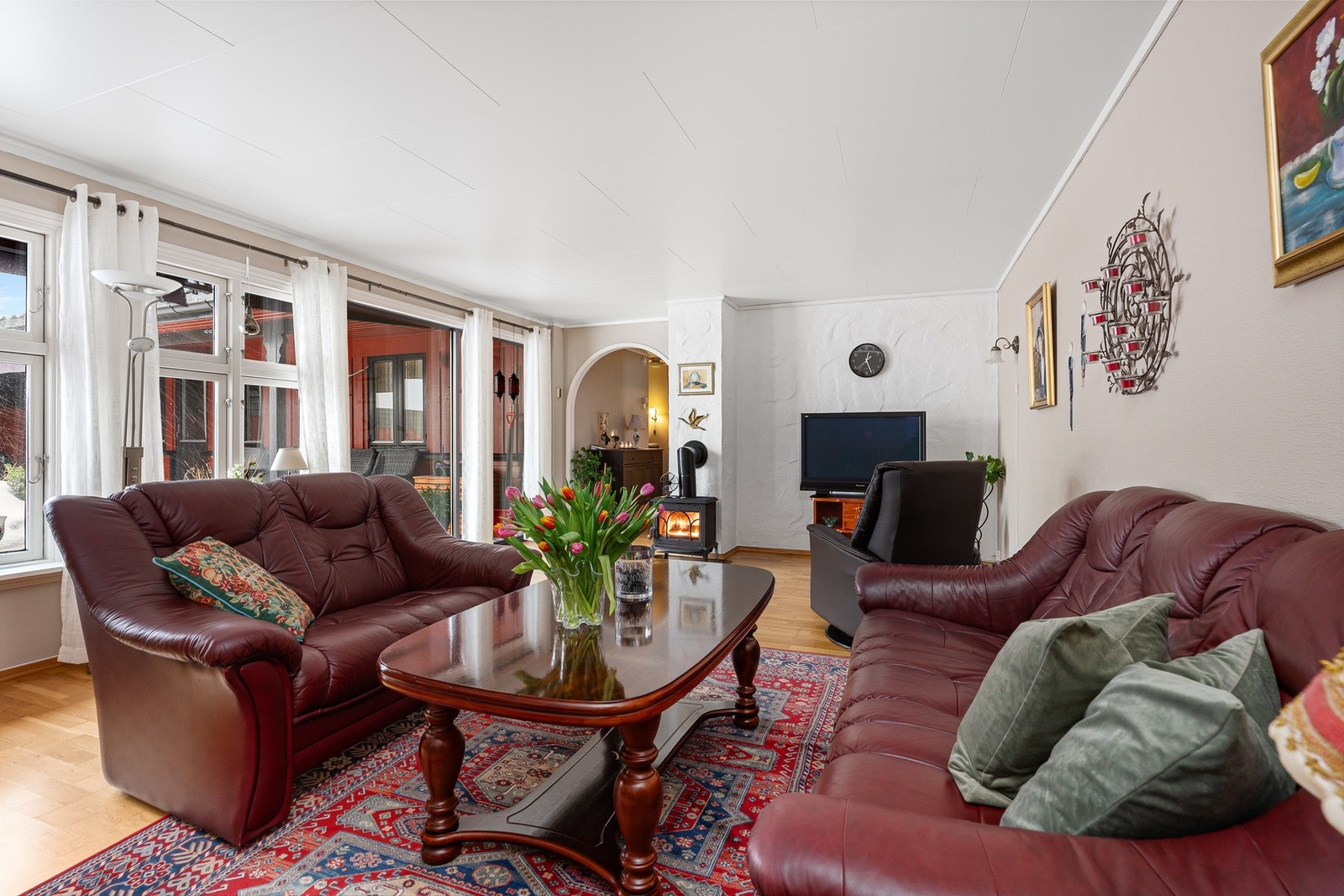 - Store vindusflater i stuen som skaper godt og naturlig lysinnslipp - Galleribilde