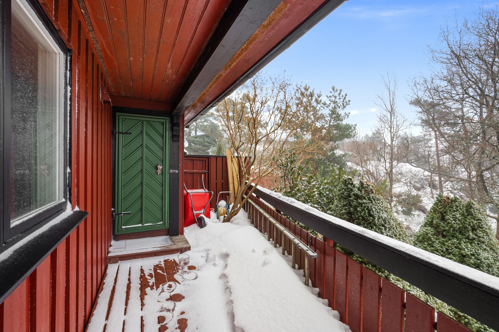 - Godt med oppbevaring i form av boder (både inne og ute) - Galleribilde