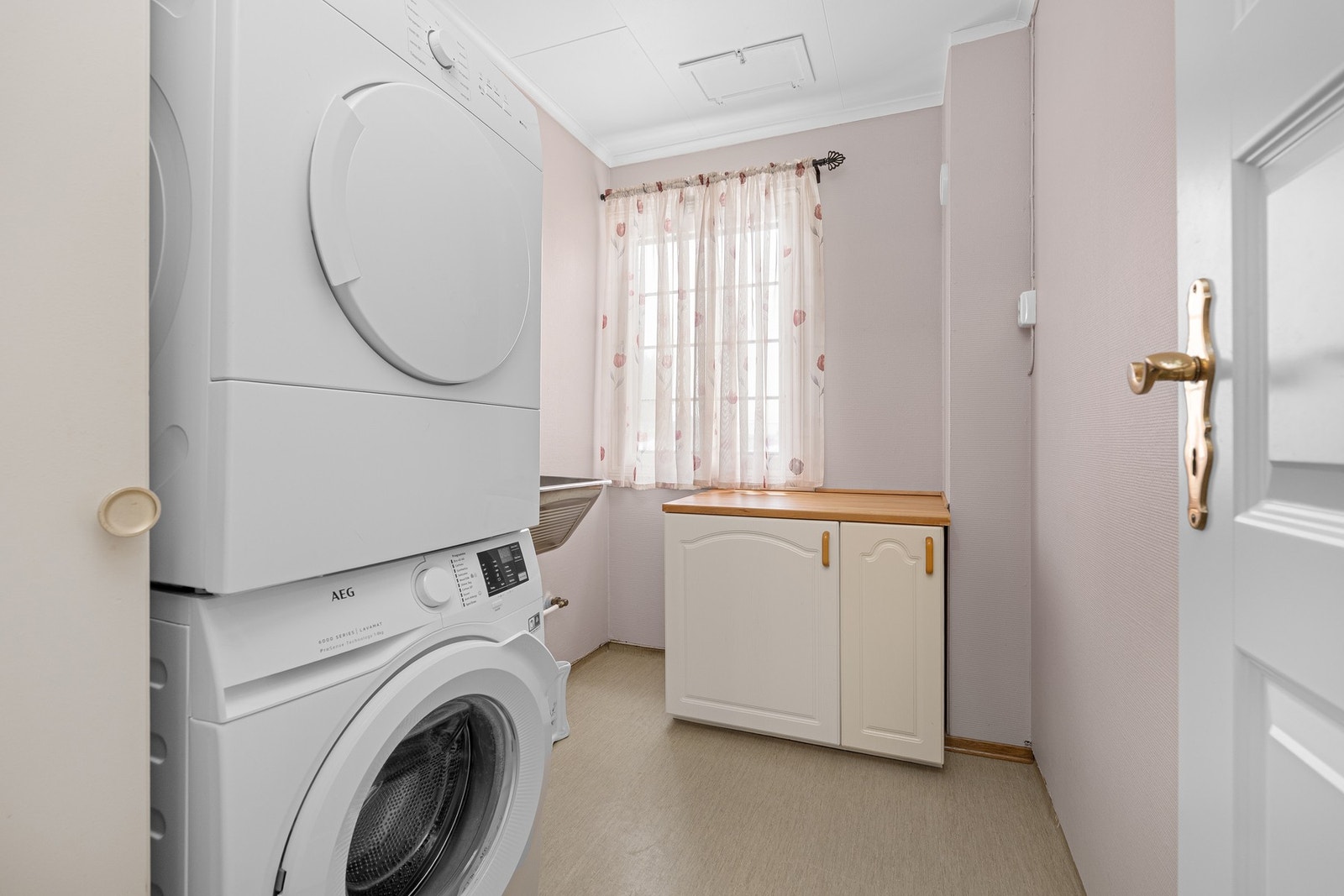 - Eget vaskerom med opplegg for vaskemaskin og tørketrommel | Det er også praktisk med utslagsvask her - Galleribilde