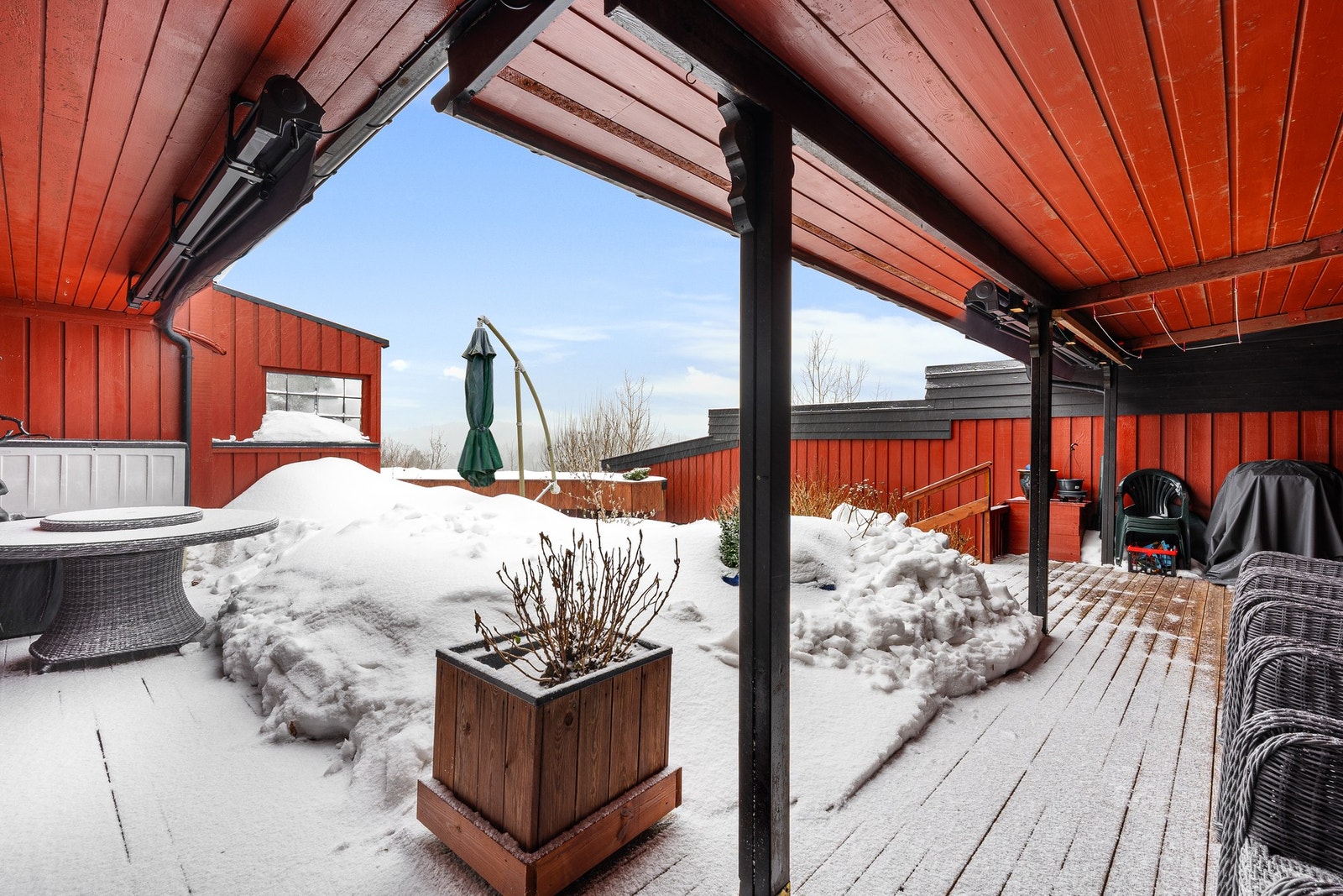 - Fra stuen er det direkte utgang til overbygd terrasse | Skjermet og privat uteplass som kan nytes helt for seg selv - Galleribilde