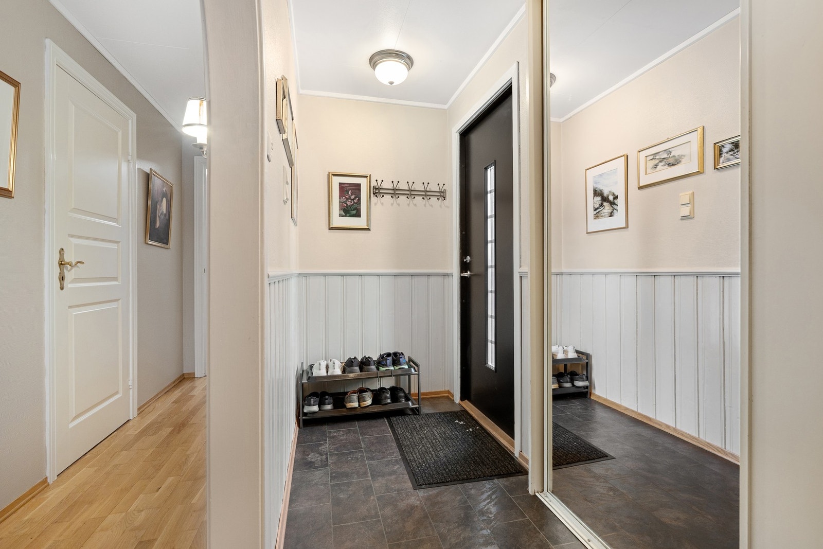 - Velkommen inn | Praktisk skyvedørsgarderobe i gangen - Galleribilde