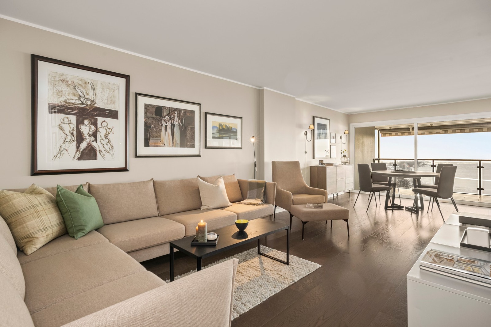 Det er åpen stue/kjøkkenløsning. Galleribilde