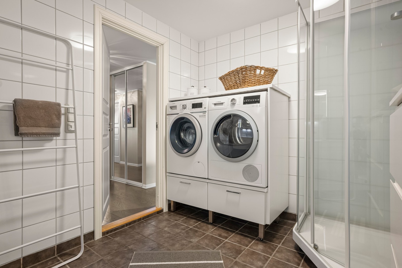 Stort flislagt bad/vaskerom fra ca. 2010. Galleribilde