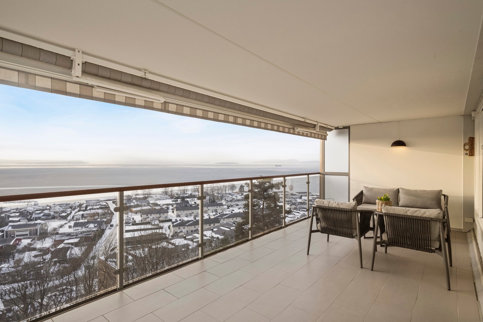 Glassvegger i front og på siden gir både le og trygge rammer. Galleribilde