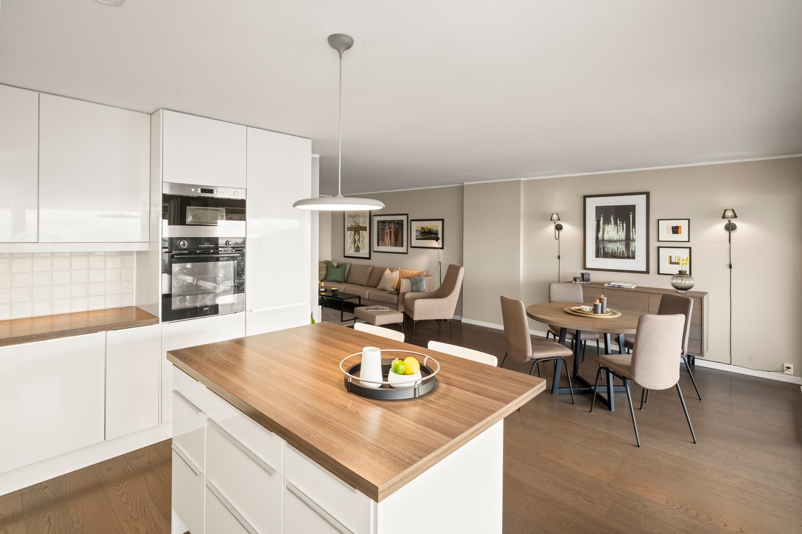 Utenfor kjøkkenet er et fint sted å plassere spisestuen. Galleribilde