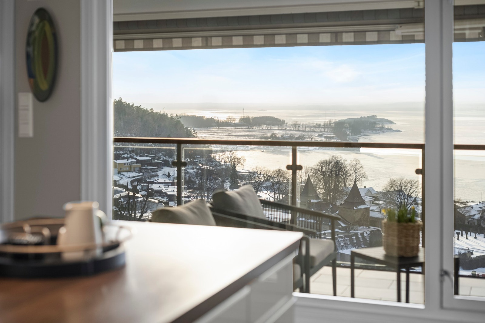 Leiligheten ligger høyt og fritt i terrenget med nydelig utsikt. Galleribilde