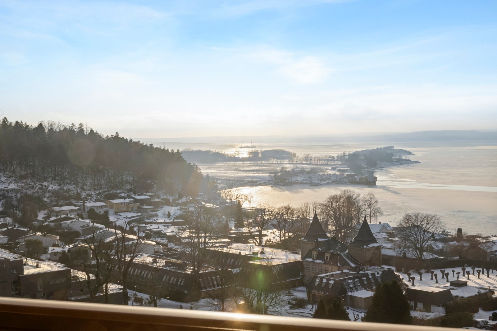 Romslig og skjermet terrasse med fantastisk utsikt mot fjorden. Galleribilde