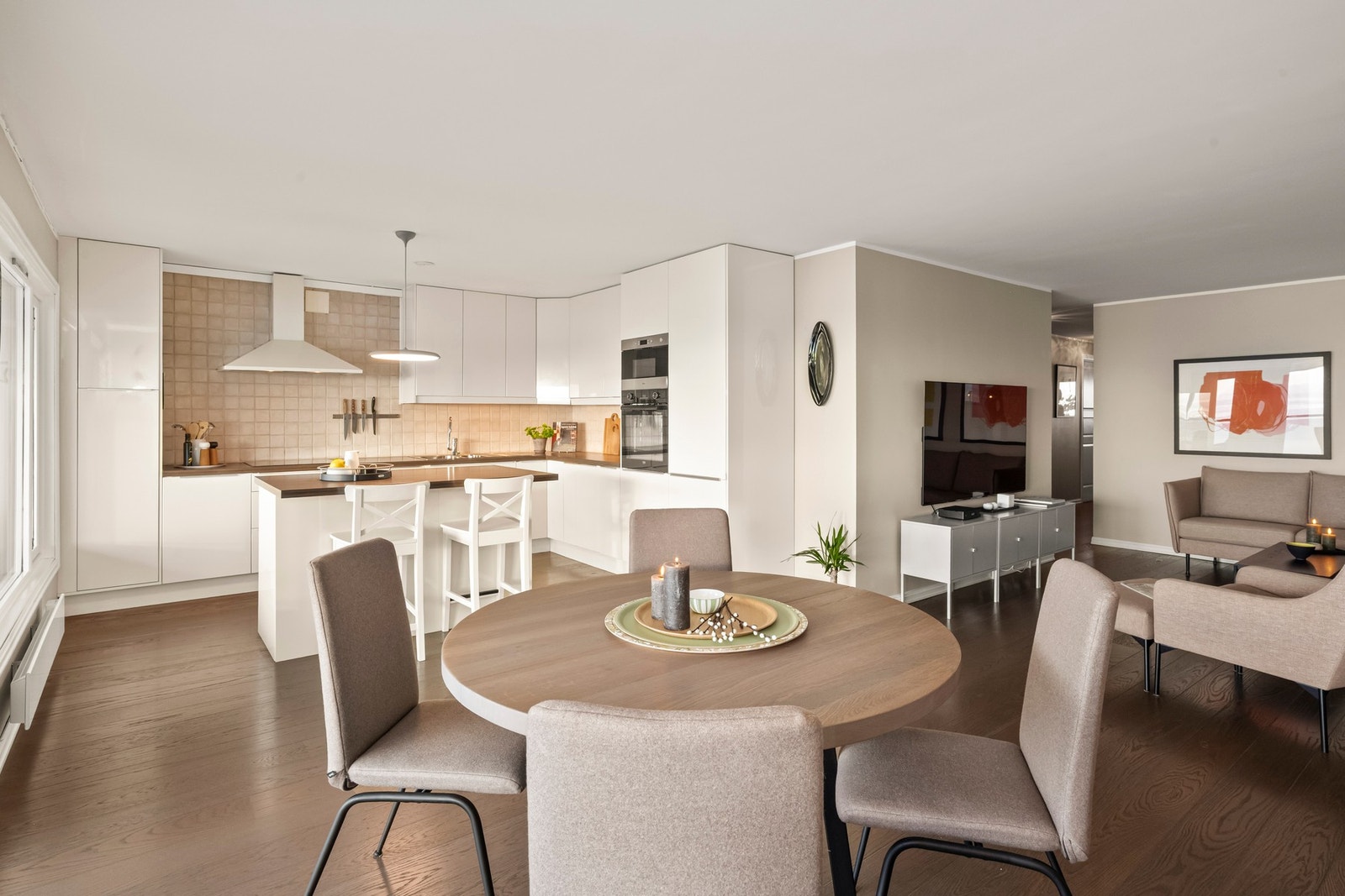 Her er det plass til både sofagruppe og spisebord. Galleribilde