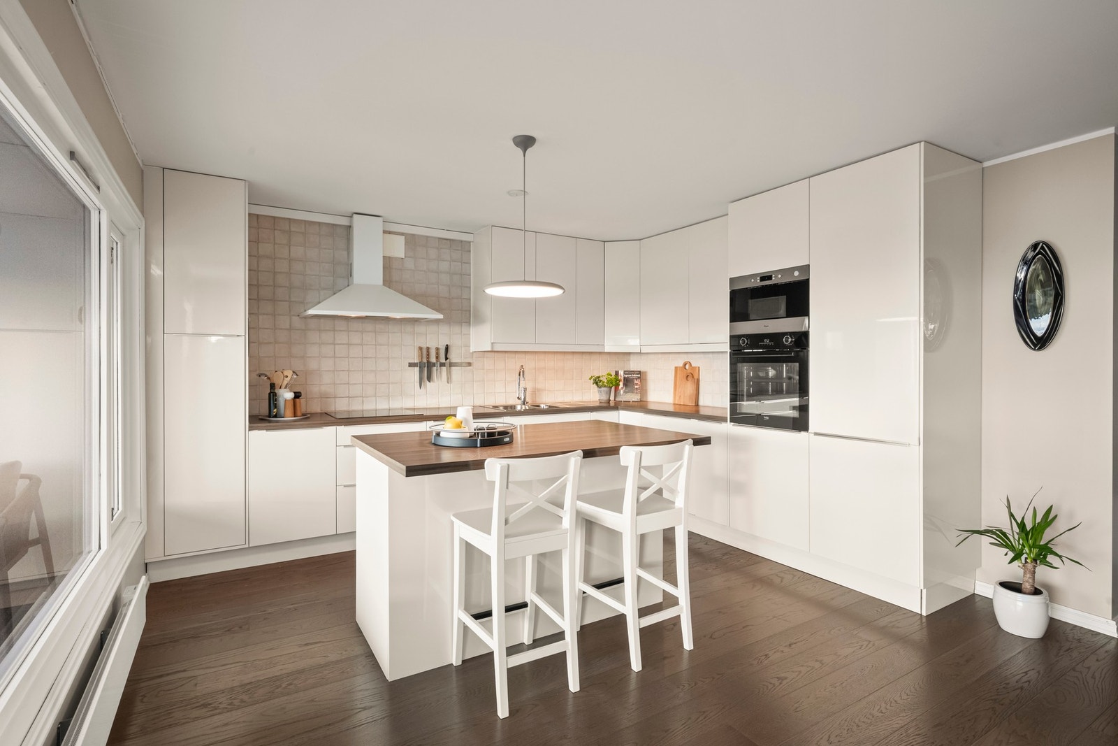 Kjøkkenet ligger i åpen løsning mot stuen, kun avskilt av en kjøkkenøy. Galleribilde