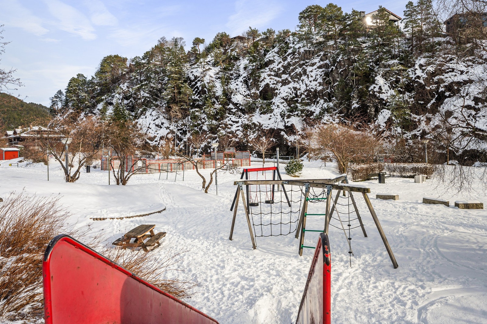 Leiligheten ligger i et svært barnevennlig område med kort vei til lekeplass, barnehage og skoler. Galleribilde