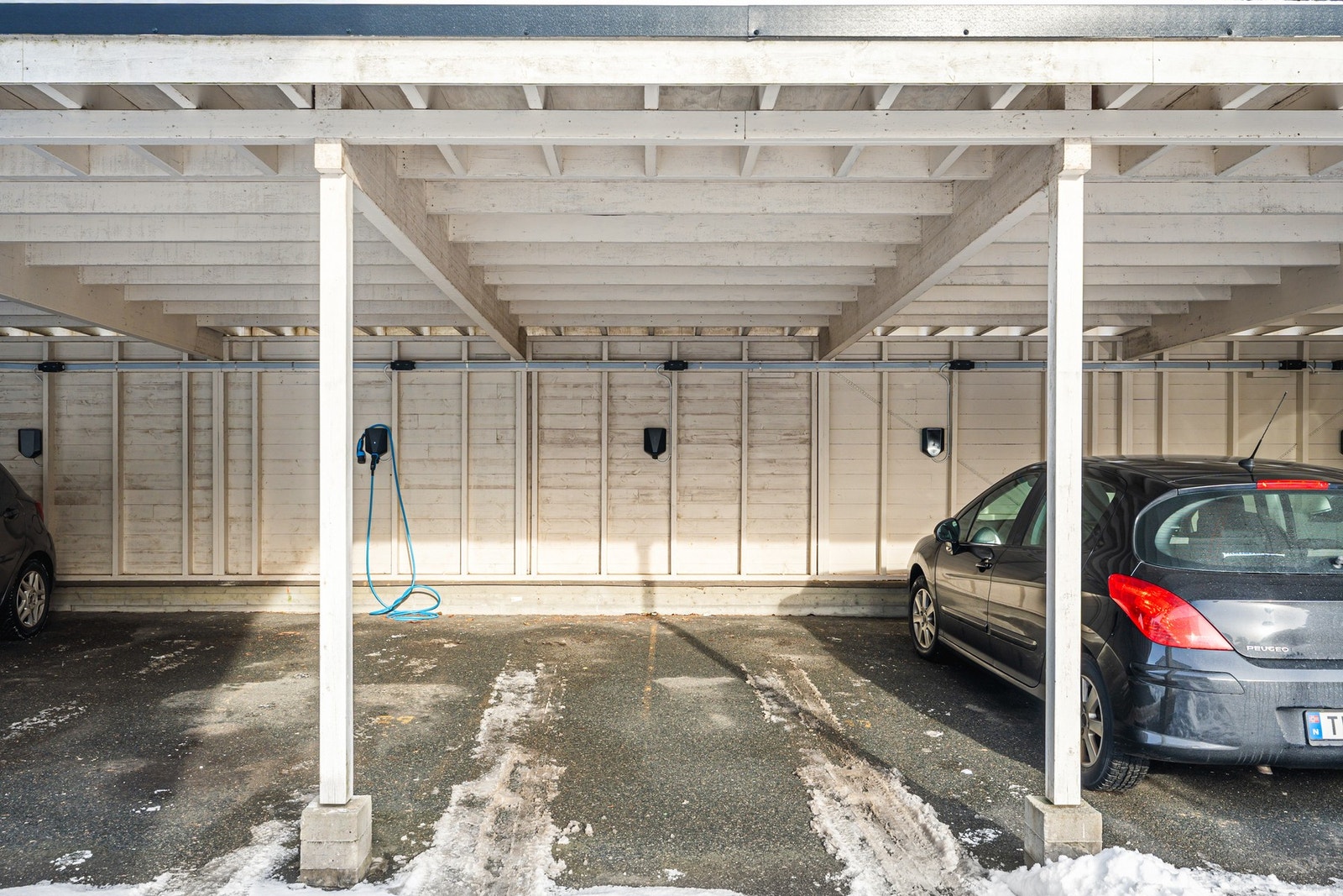 Leiligheten disponerer en carport med elbil lader. Galleribilde