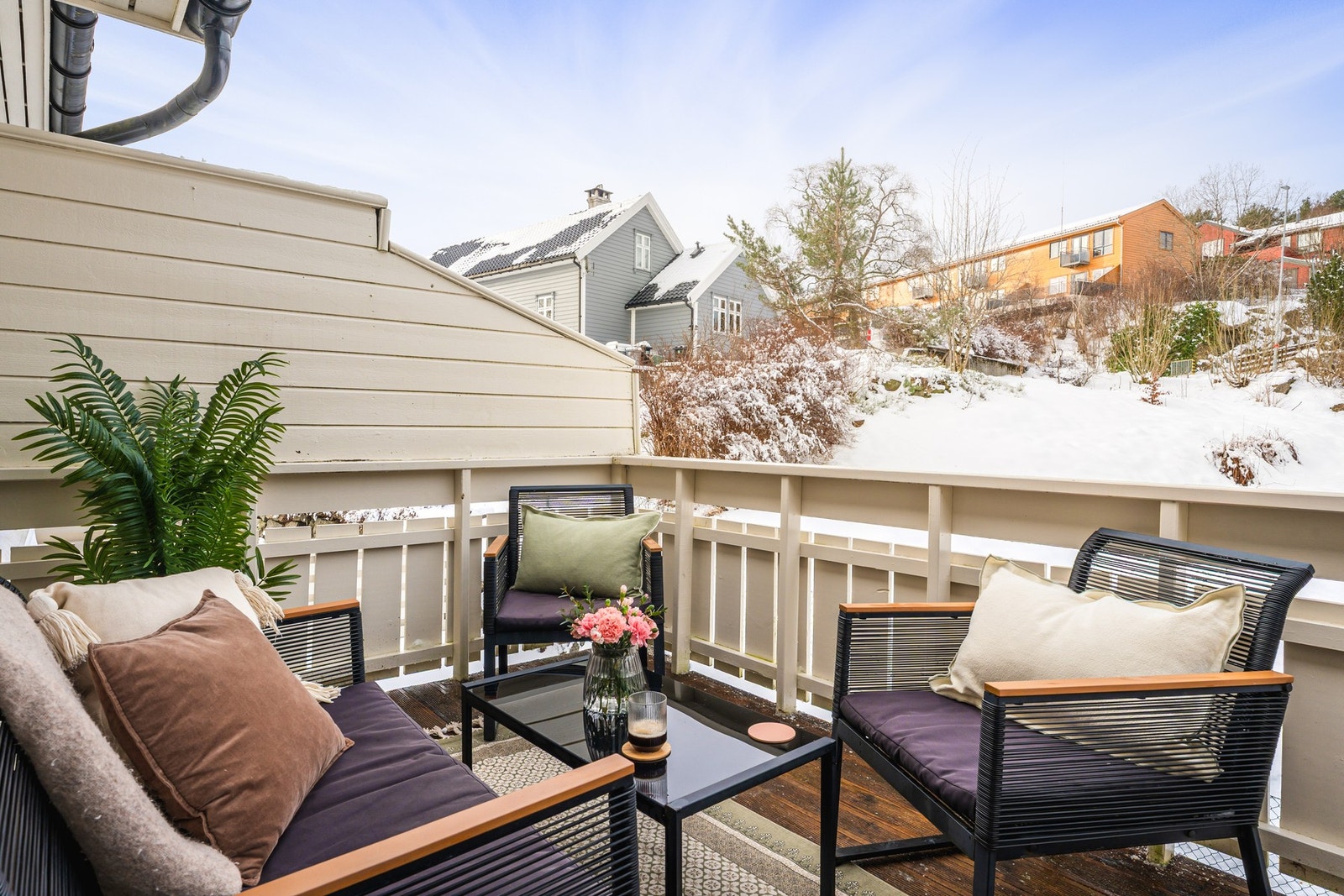 Leiligheten har en attraktiv beliggenhet i et rolig og veletablert område på Kråkenes. Galleribilde