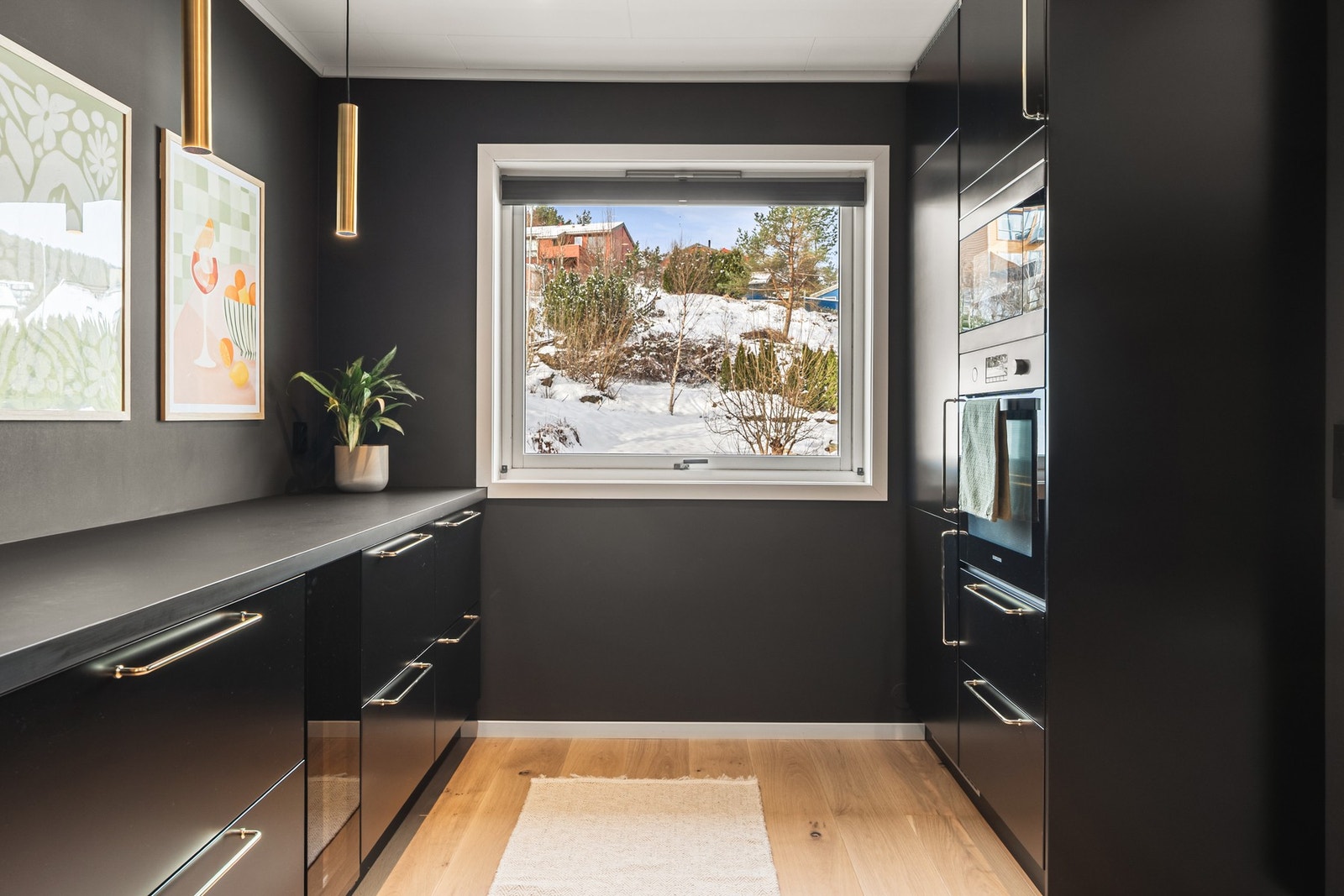 Integrerte hvitevarer består av oppvaskmaskin, platetopp, ventilator, vinskap, stekeovn, micro og kjøl/fryseskap. Galleribilde