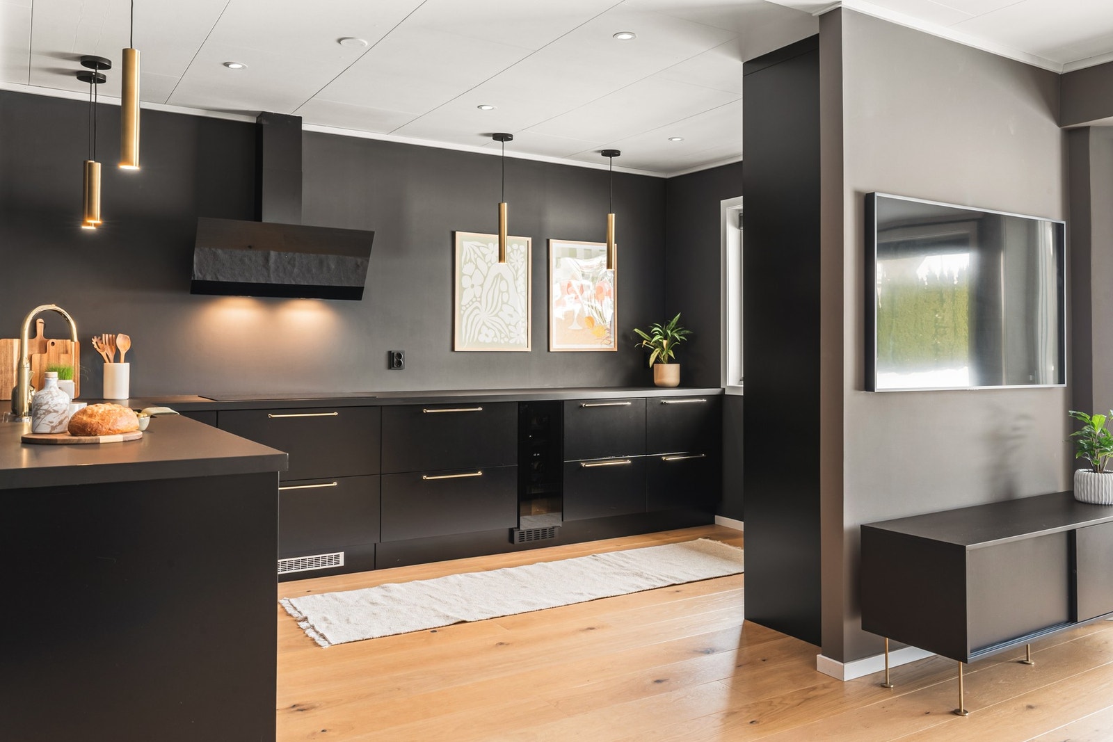 Kjøkkenet er levert av Epoc og fremstår med slette fronter, benkeplate av laminat og nedfelt vask av kompositt. Galleribilde