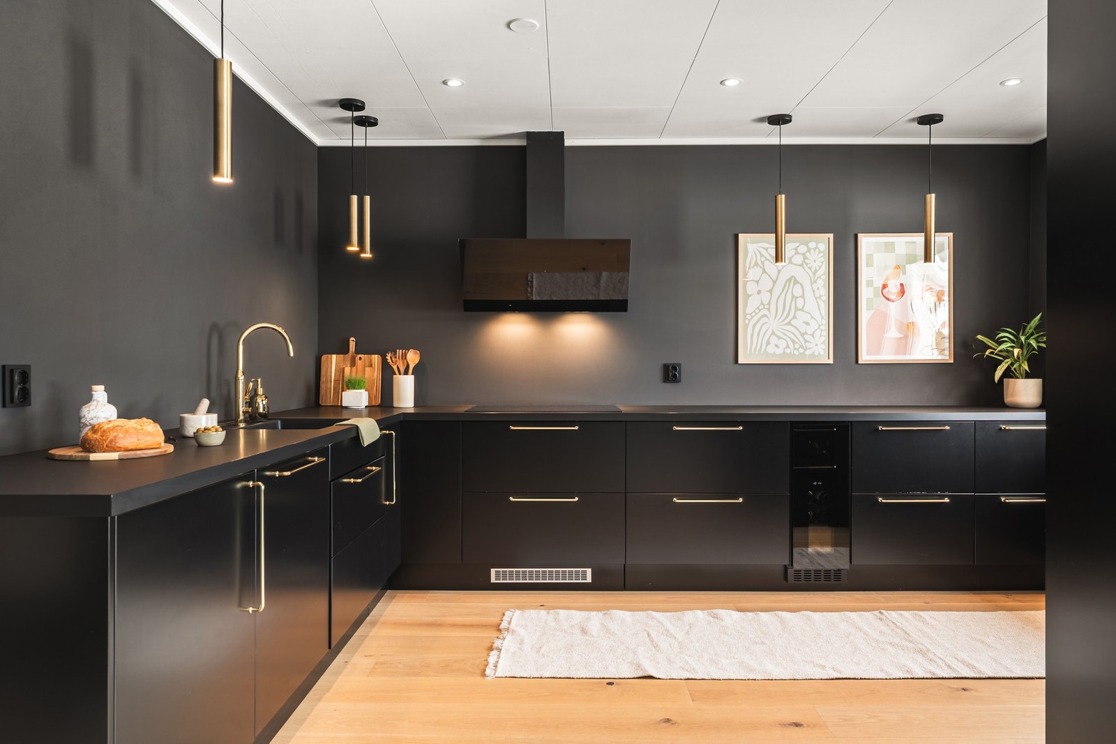 Leiligheten har kjøkken fra 2019 levert av Epoc med svært god skap- og benkeplass. Galleribilde