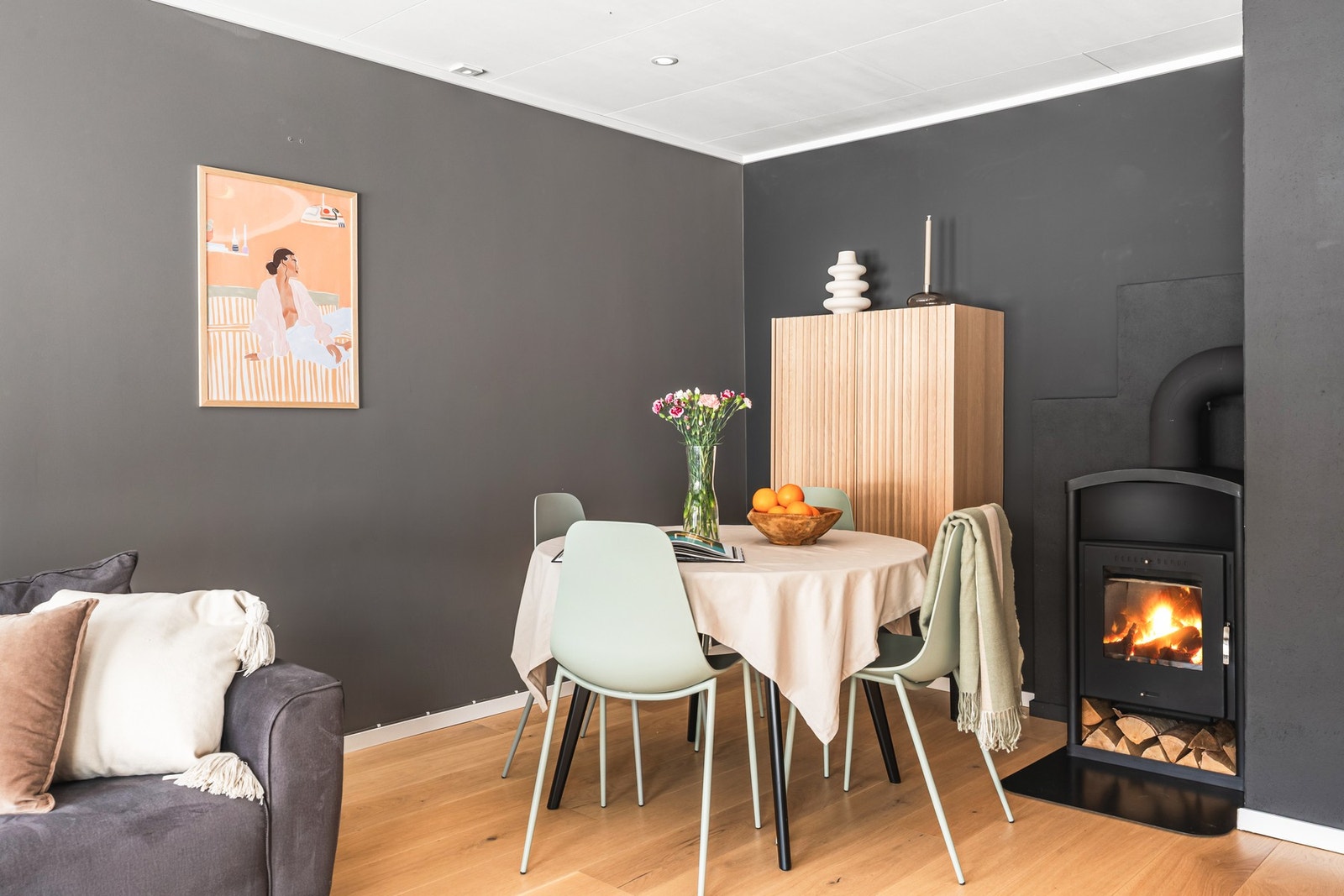 Vedovnen i stuen varmer rommet godt opp på kjølige dager. Galleribilde