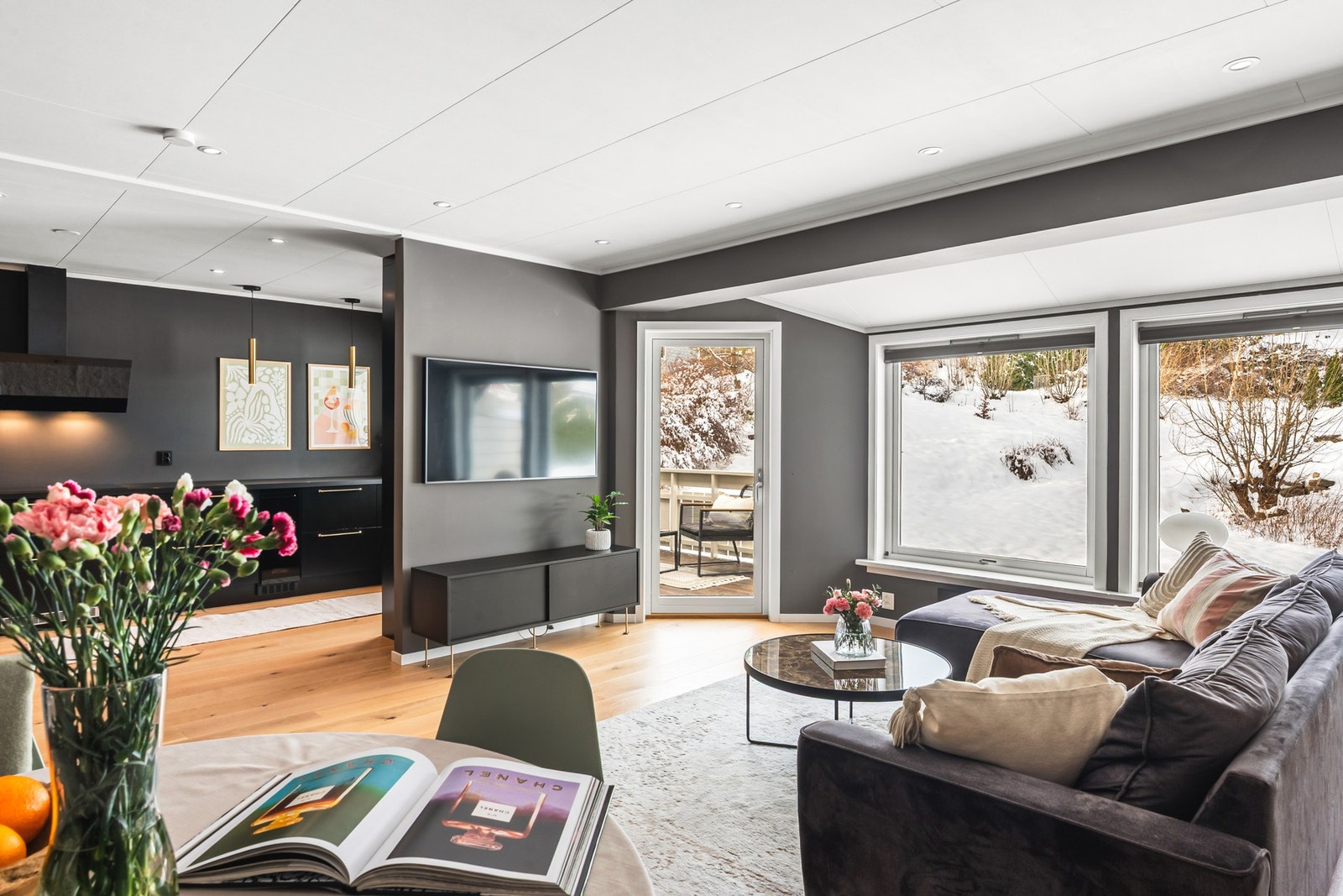 Fra entréen ledes du videre inn til boligens naturlige samlingspunkt. Galleribilde