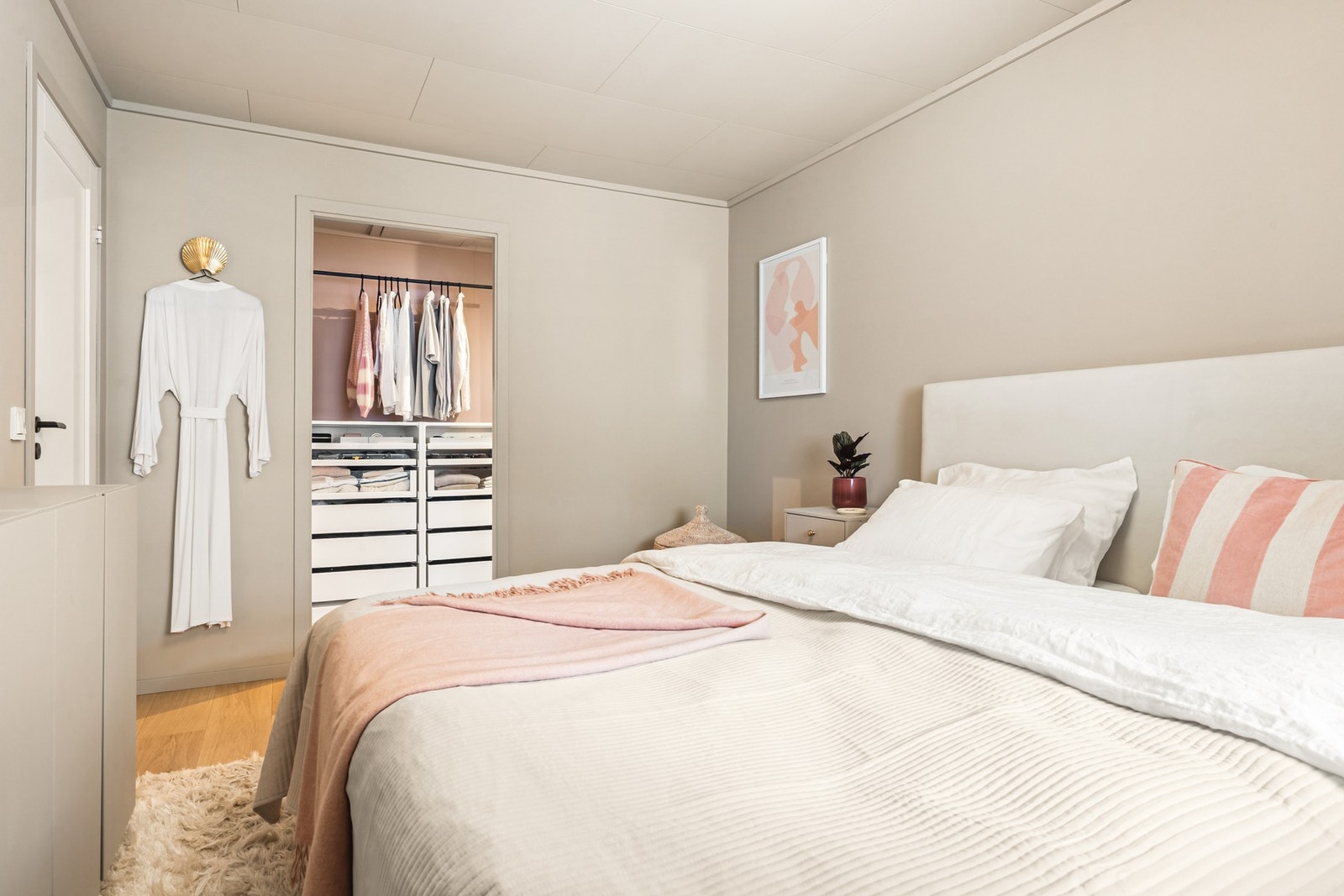 Du har god plass til dobbeltseng med nattbord på hver side på begge rommene. Rommet har en egen walk-in garderobe. Galleribilde